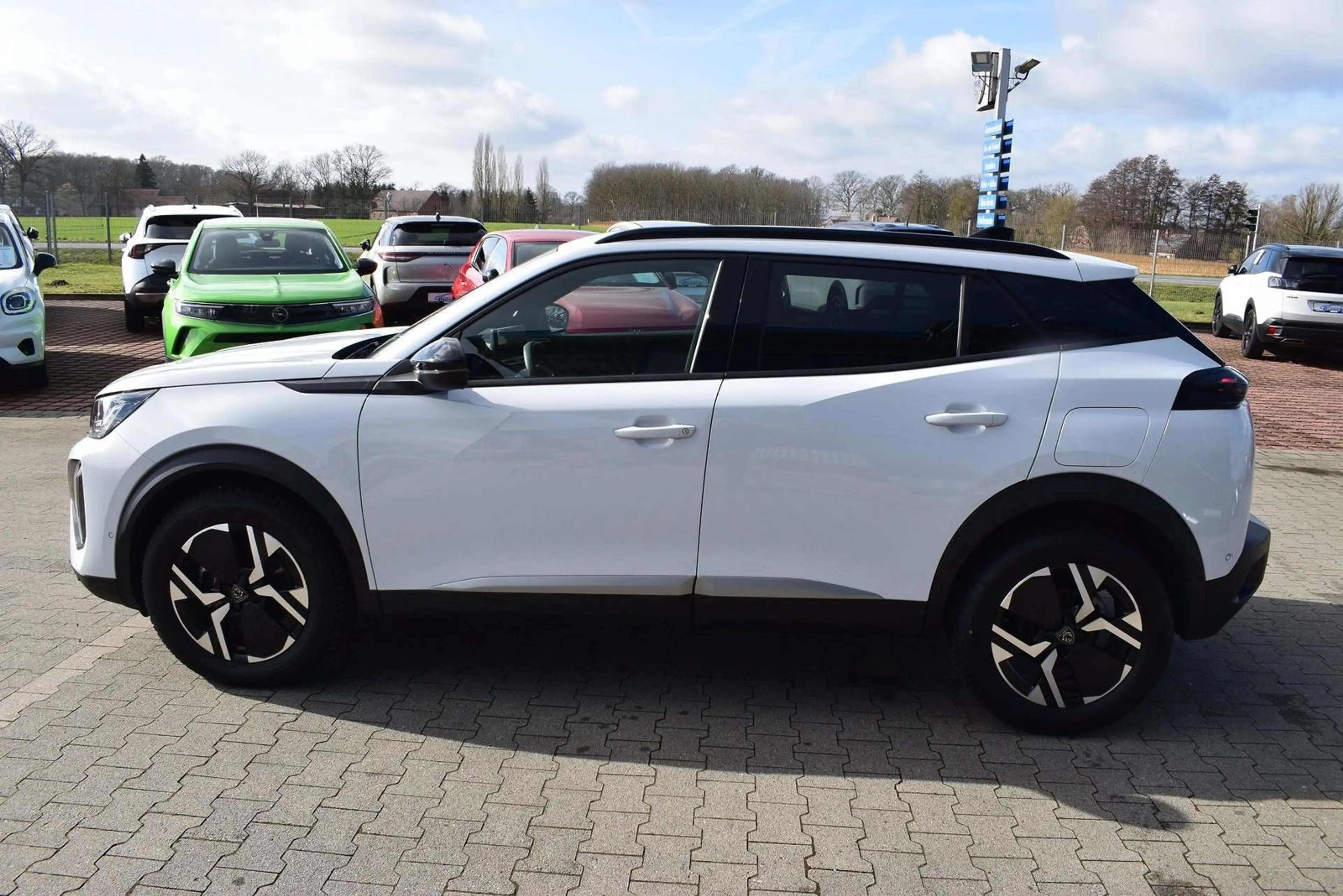 Peugeot 2008 Hybrid 145 Navi/APP/LED/SHZ/360-Grad — photo 3