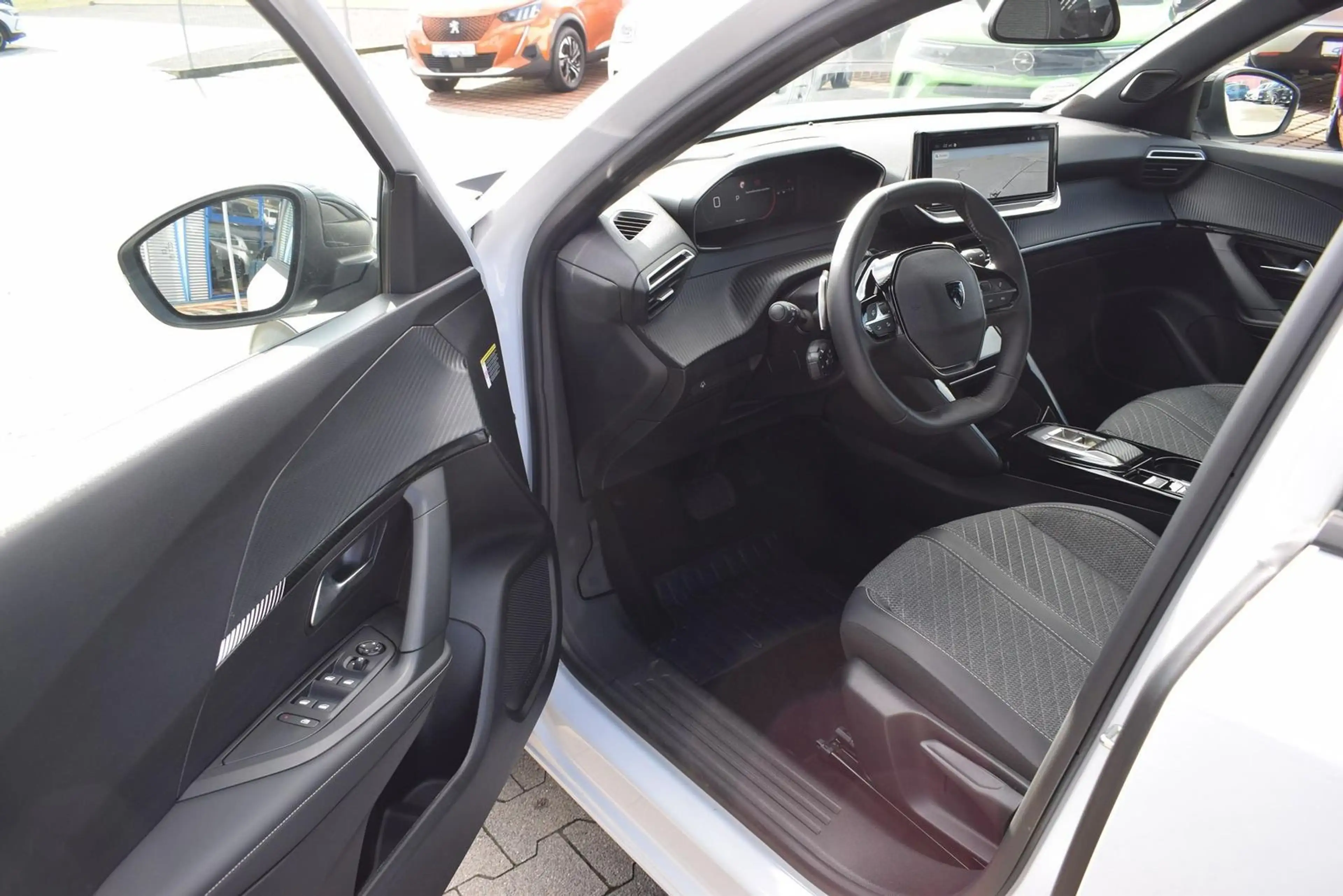 Peugeot 2008 Hybrid 145 Navi/APP/LED/SHZ/360-Grad — photo 14