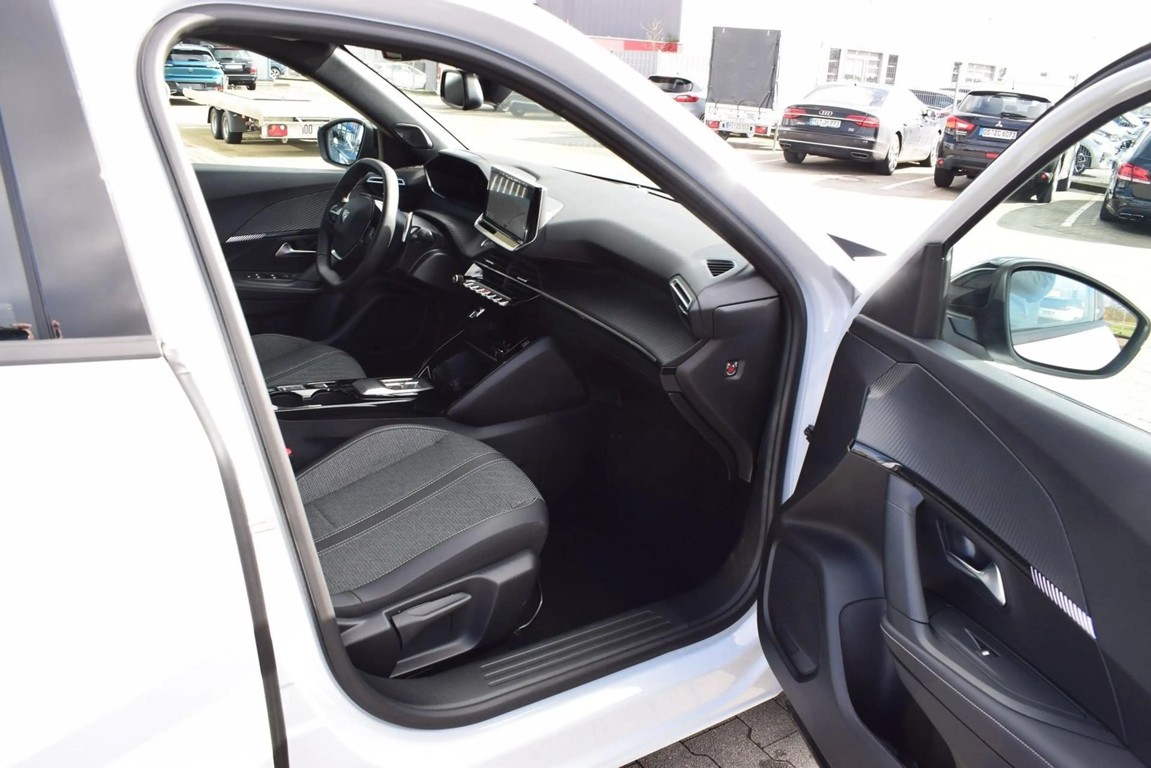 Peugeot 2008 Hybrid 145 Navi/APP/LED/SHZ/360-Grad — photo 13