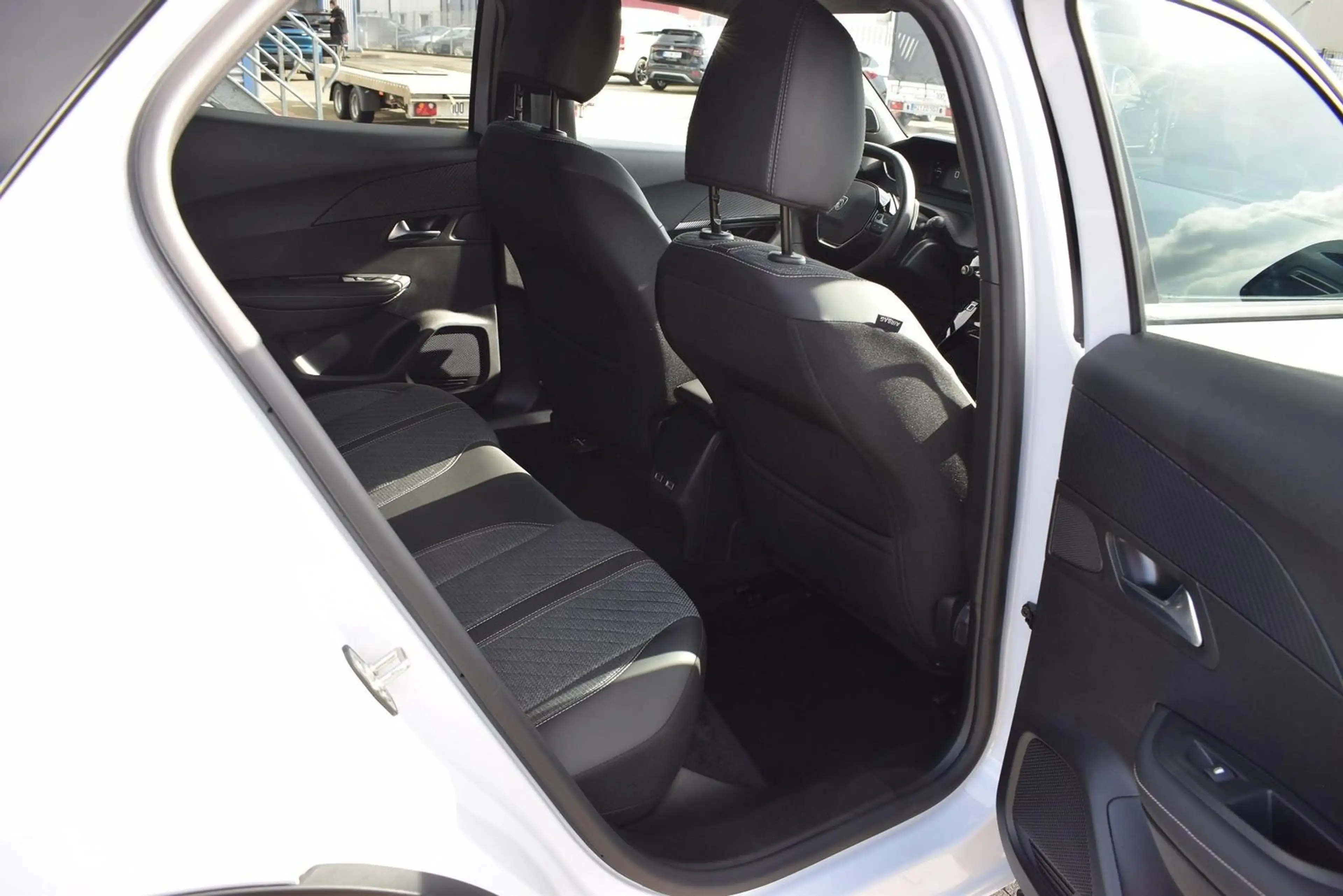 Peugeot 2008 Hybrid 145 Navi/APP/LED/SHZ/360-Grad — photo 10