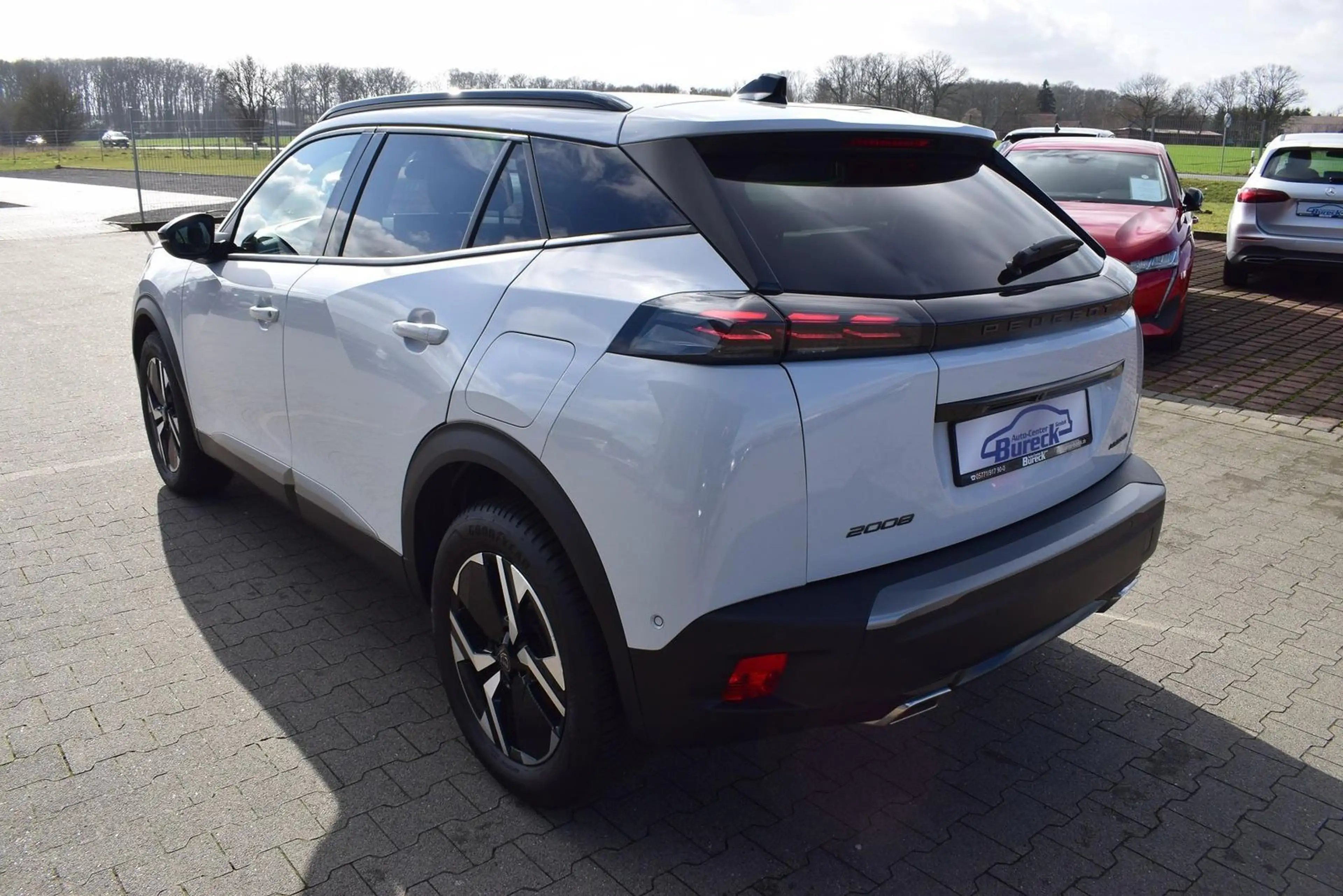 Peugeot 2008 Hybrid 145 Navi/APP/LED/SHZ/360-Grad — photo 4
