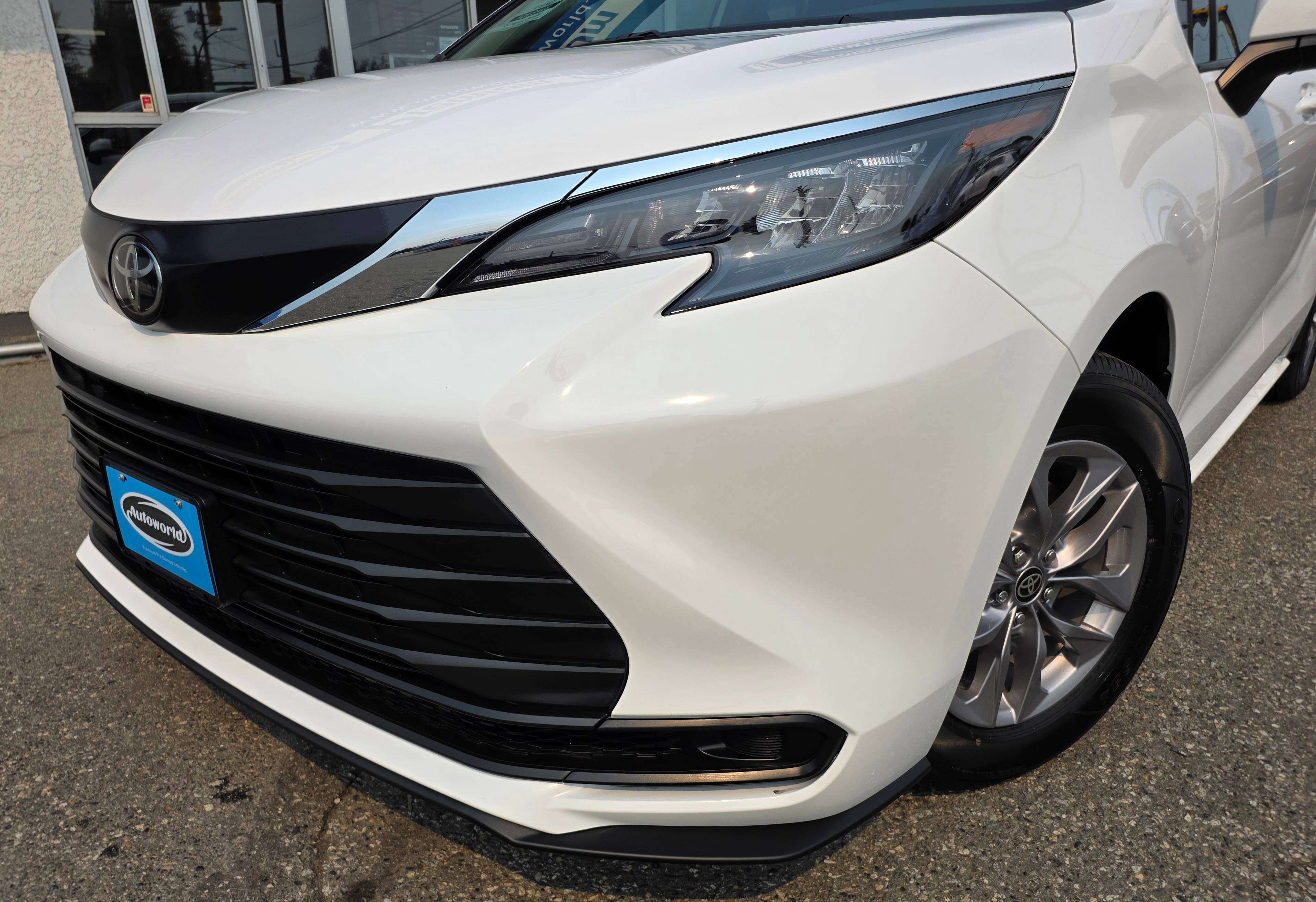 2026 Toyota Sienna LE 8-Passenger AWD Like New Local Car No Accidents — снимка 3