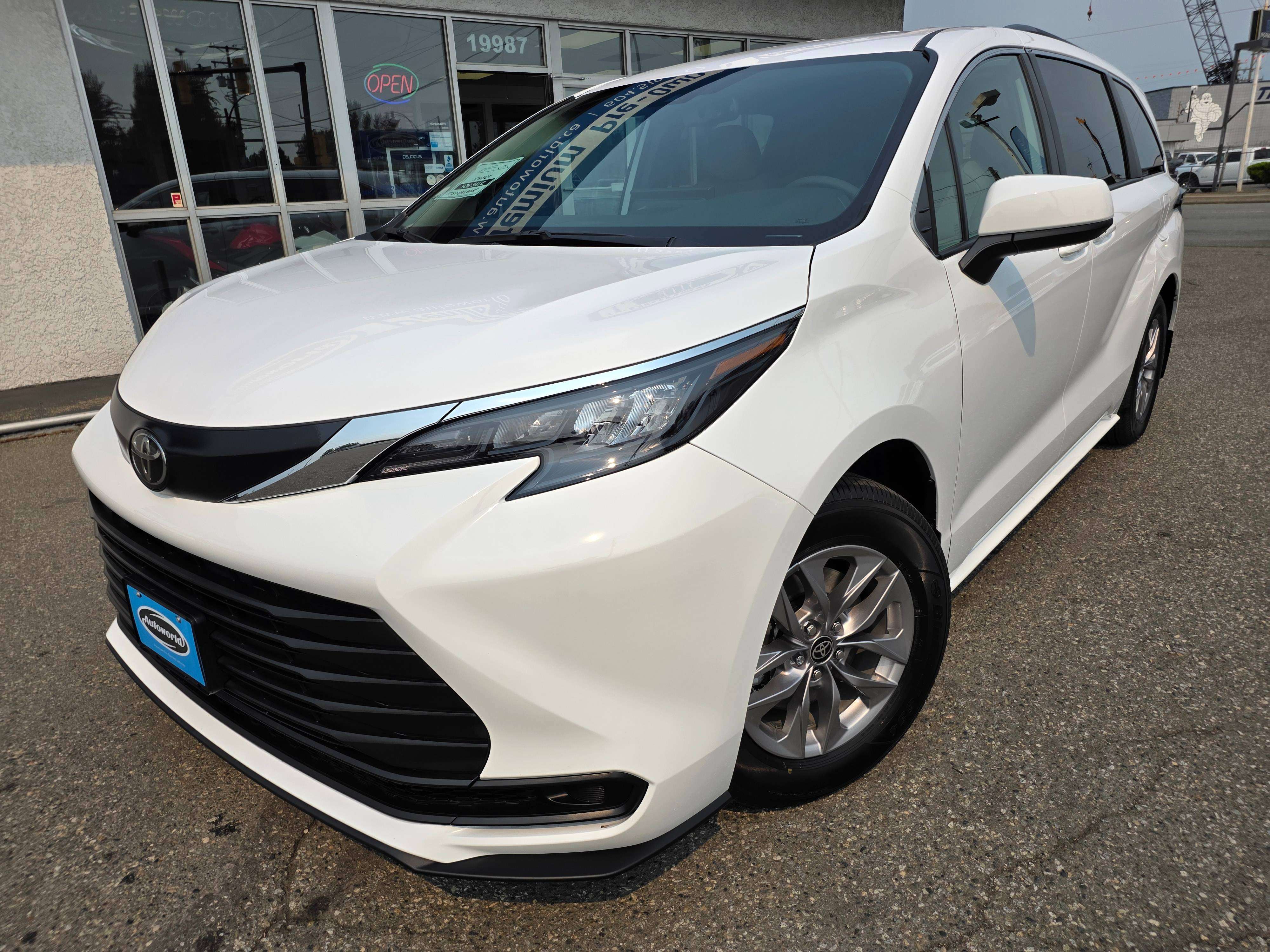 2026 Toyota Sienna LE 8-Passenger AWD Like New Local Car No Accidents — снимка 2