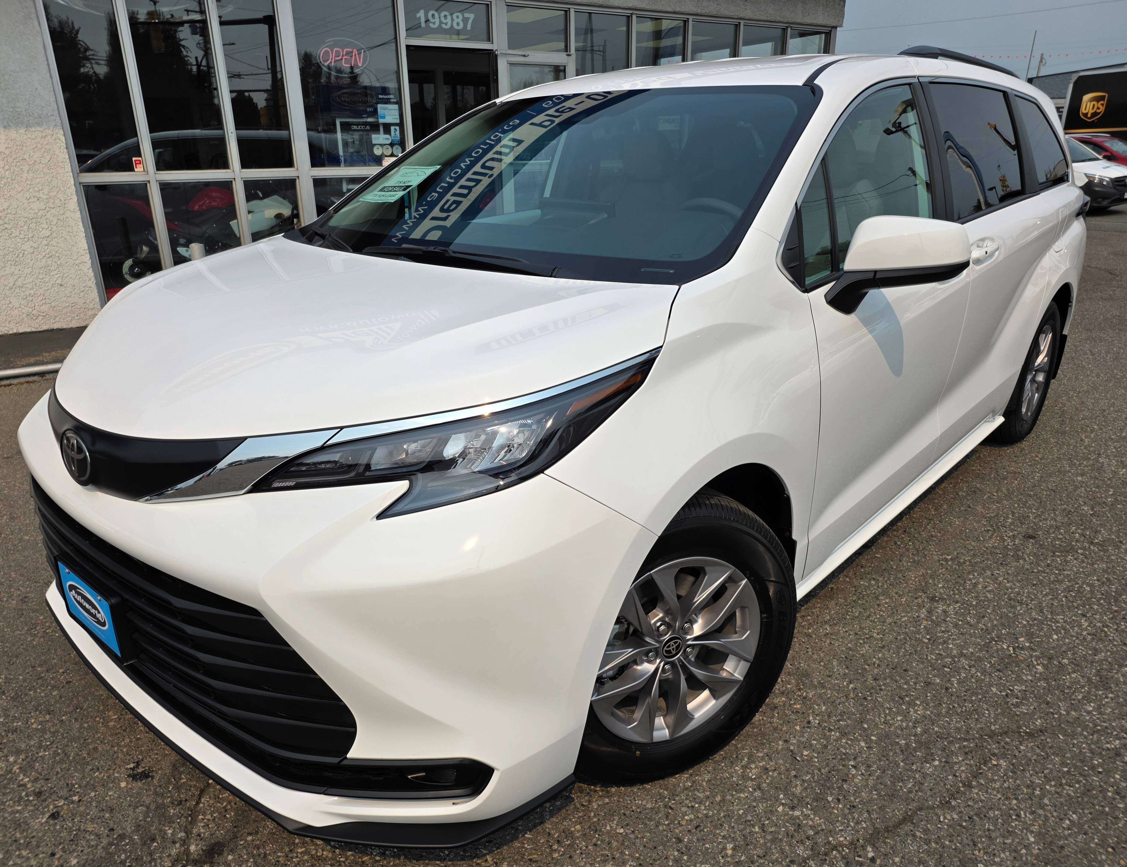 2026 Toyota Sienna LE 8-Passenger AWD Like New Local Car No Accidents — снимка 4