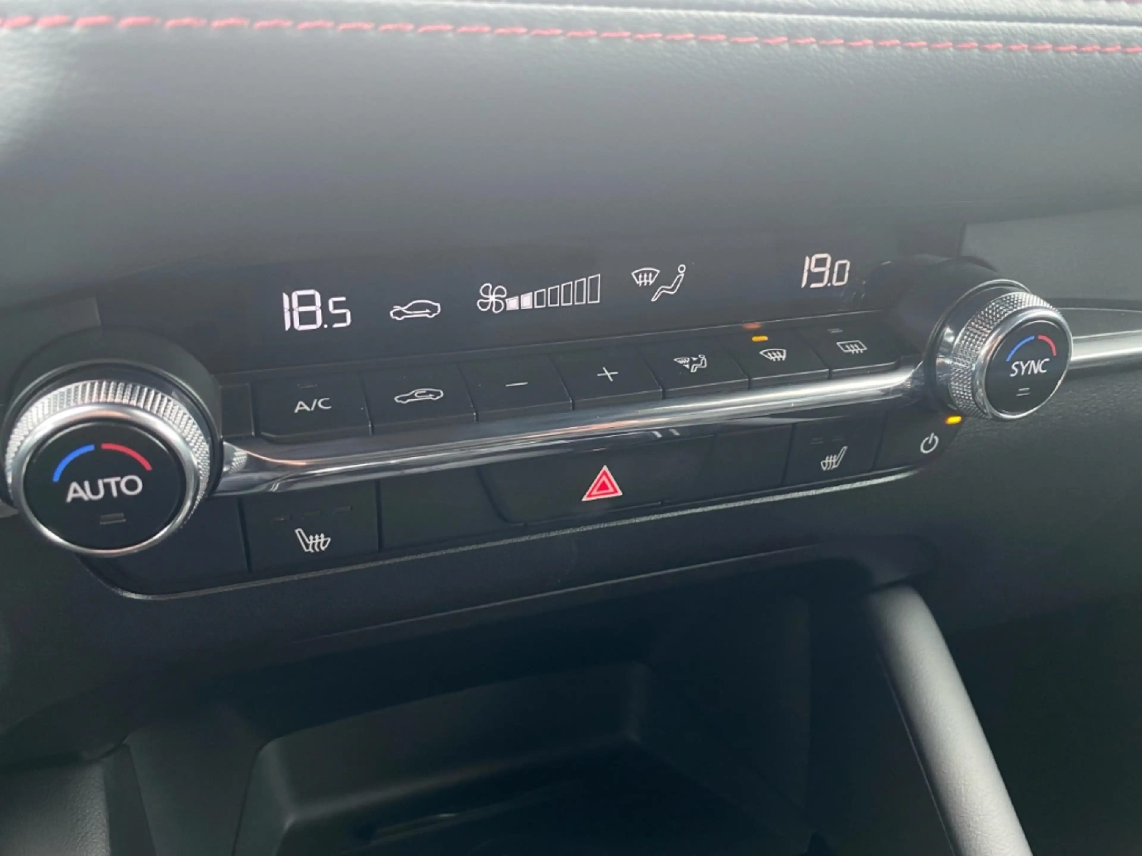 Mazda 3 HOMURA e-Skyactiv-G 140PS 6MT HUD Navi LED Blendfr — photo 10