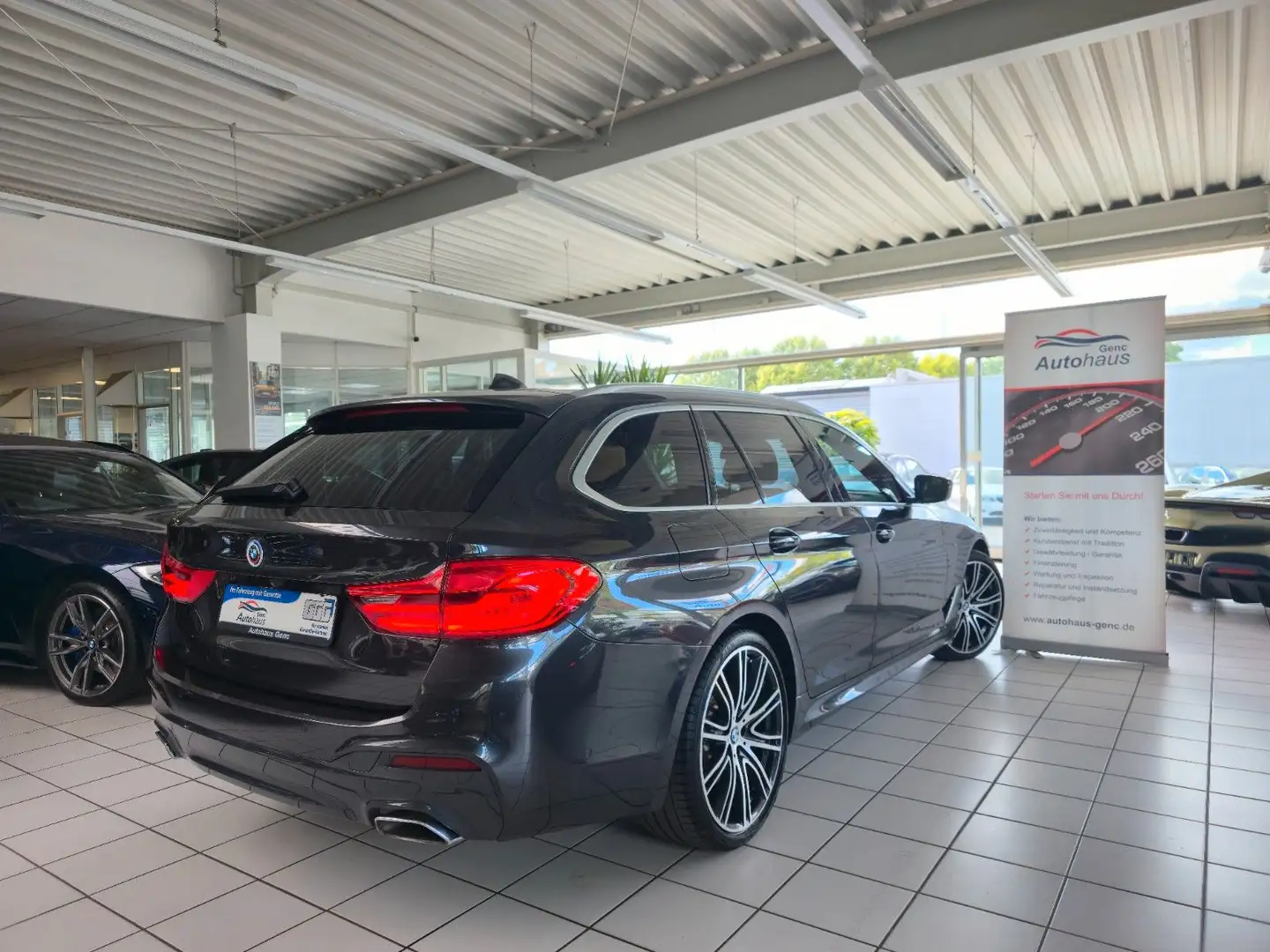 BMW 540 i Touring xDrive M Sport HK Sound Kamera AHK Grau - 2