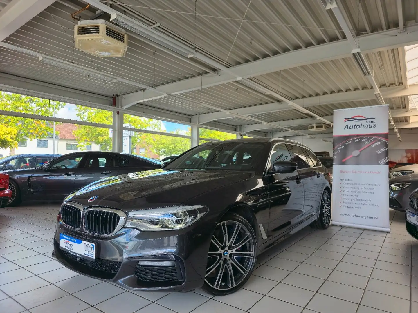BMW 540 i Touring xDrive M Sport HK Sound Kamera AHK Grau - 1