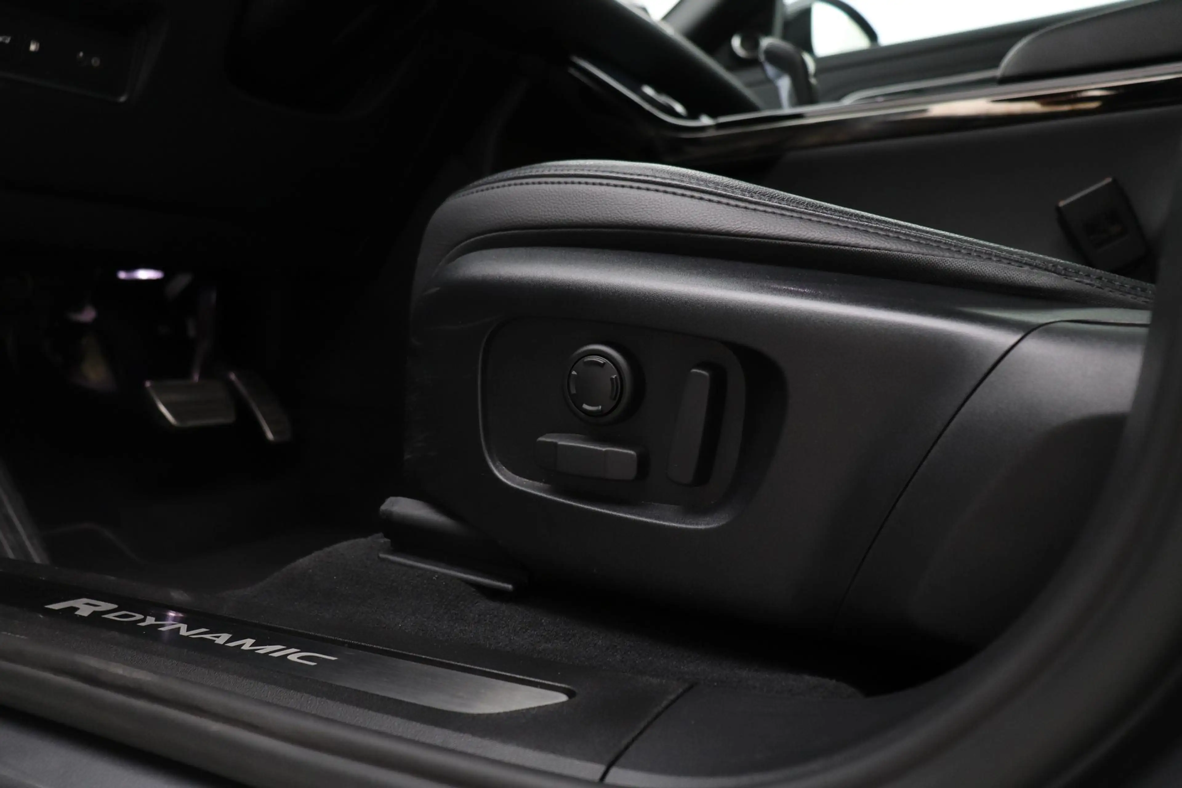 Land Rover Range Rover Evoque 1.5 P300e AWD R-Dynamic SE | Panoramadak | Trekhaa — photo 48