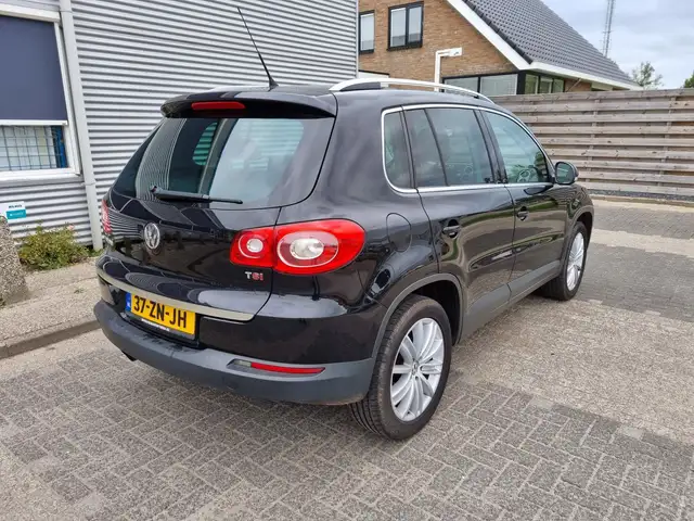 Volkswagen Tiguan view 4