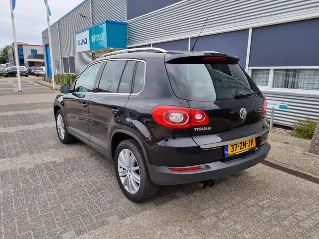 Volkswagen Tiguan view 3