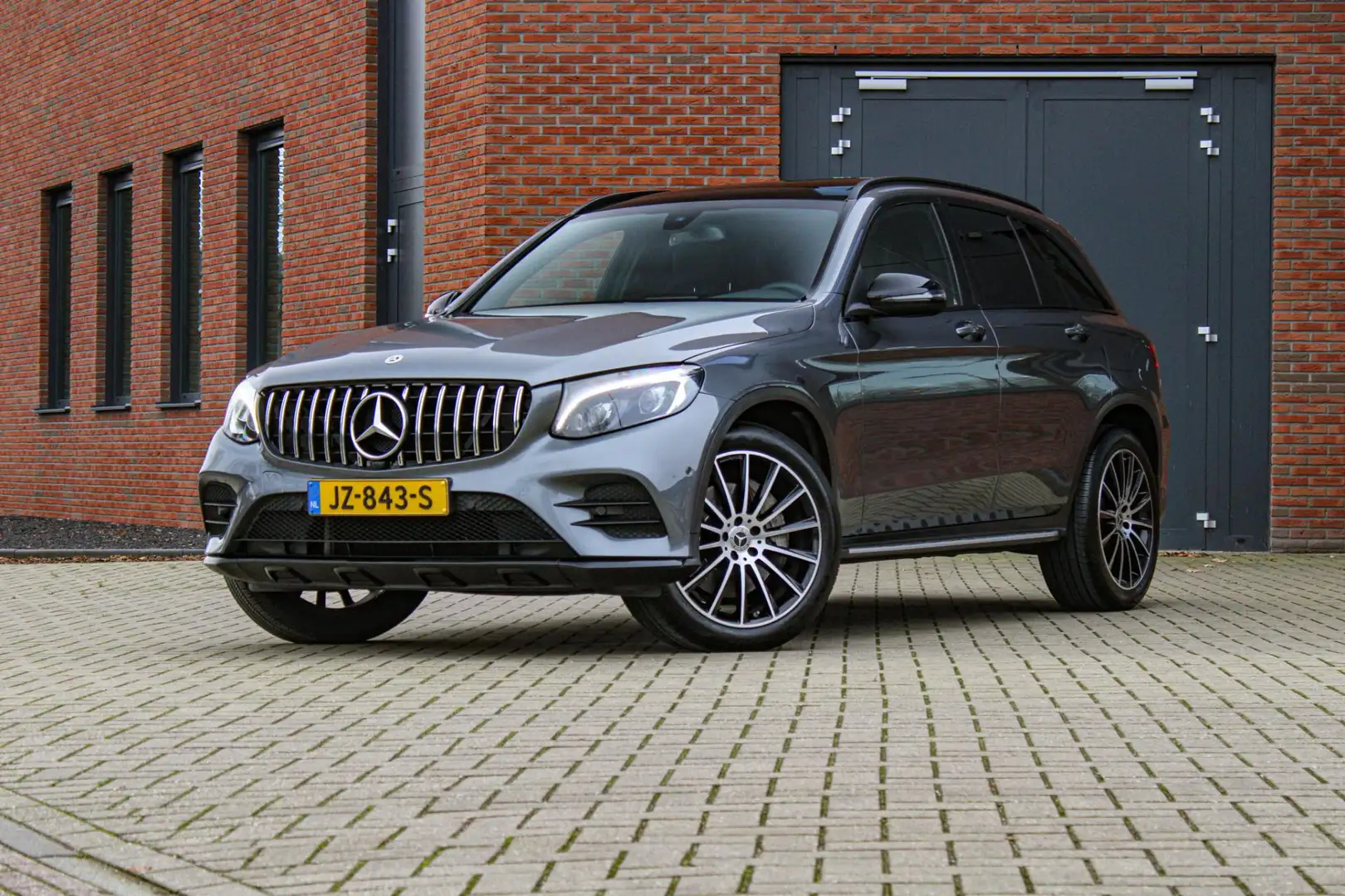 Mercedes-Benz GLC 250 4MATIC AMG | Orig. NL | Night pakket | Pano | Trek Grijs - 1