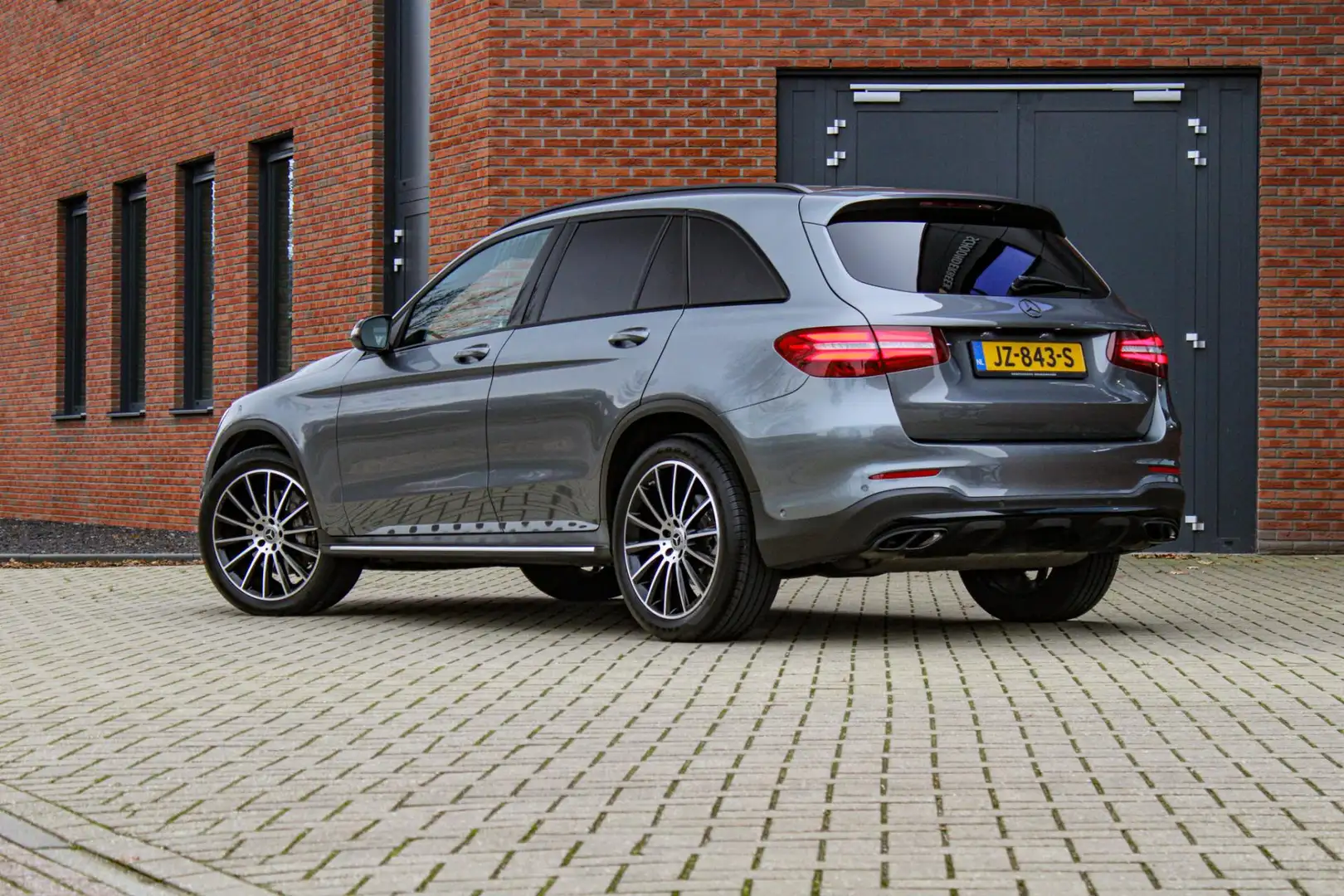 Mercedes-Benz GLC 250 4MATIC AMG | Orig. NL | Night pakket | Pano | Trek Grijs - 2
