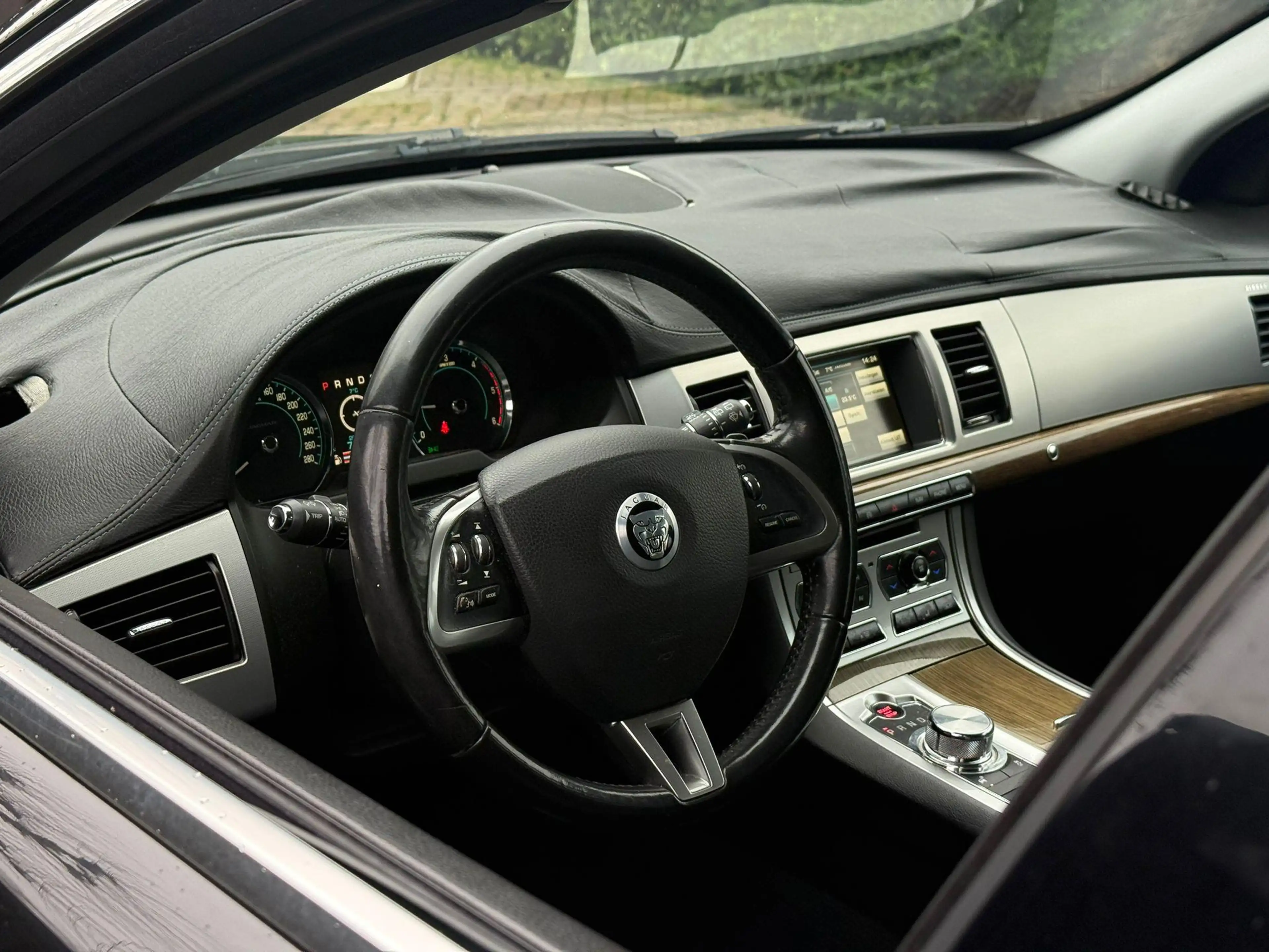 Jaguar XF Sportbrake 2.2D — photo 13