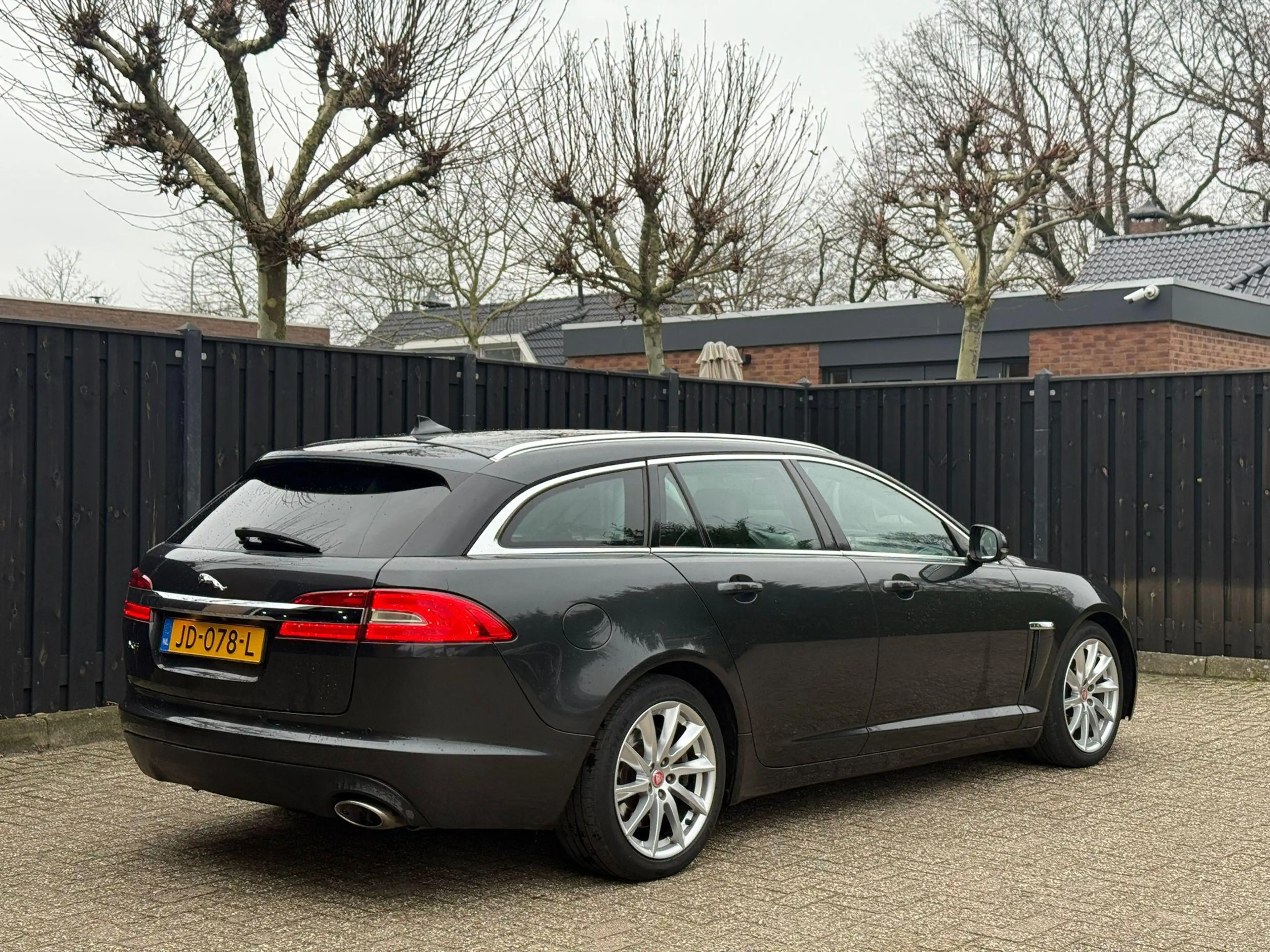 Jaguar XF Sportbrake 2.2D — photo 8