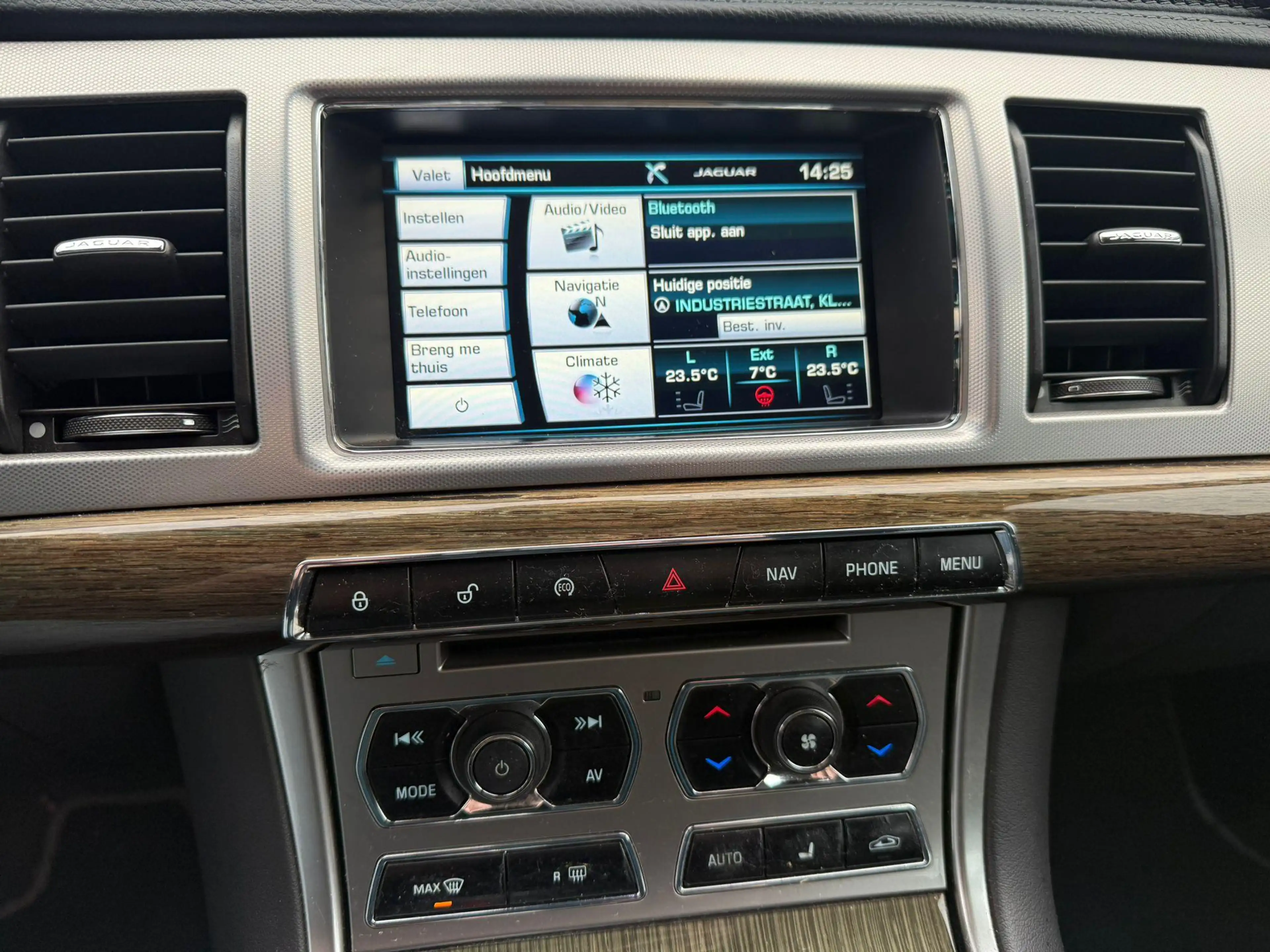 Jaguar XF Sportbrake 2.2D — photo 11