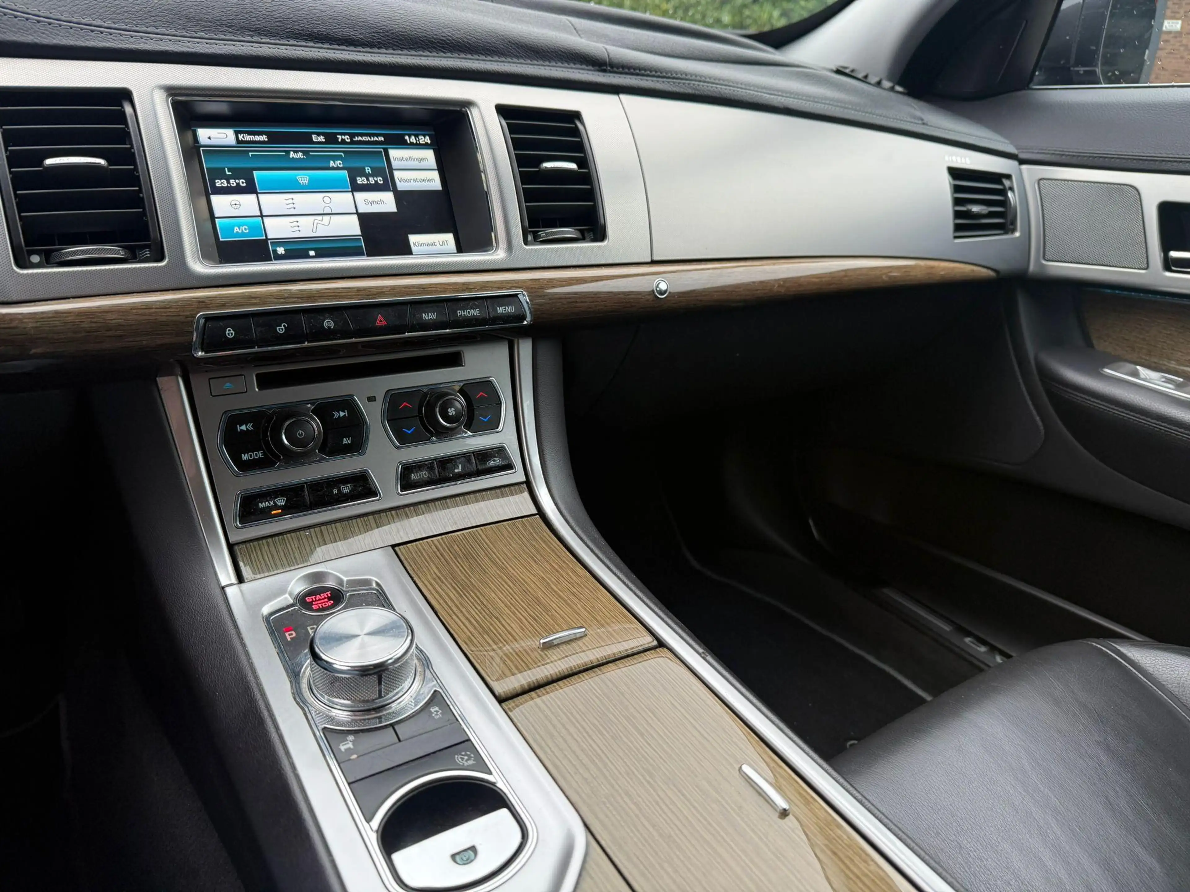 Jaguar XF Sportbrake 2.2D — photo 14