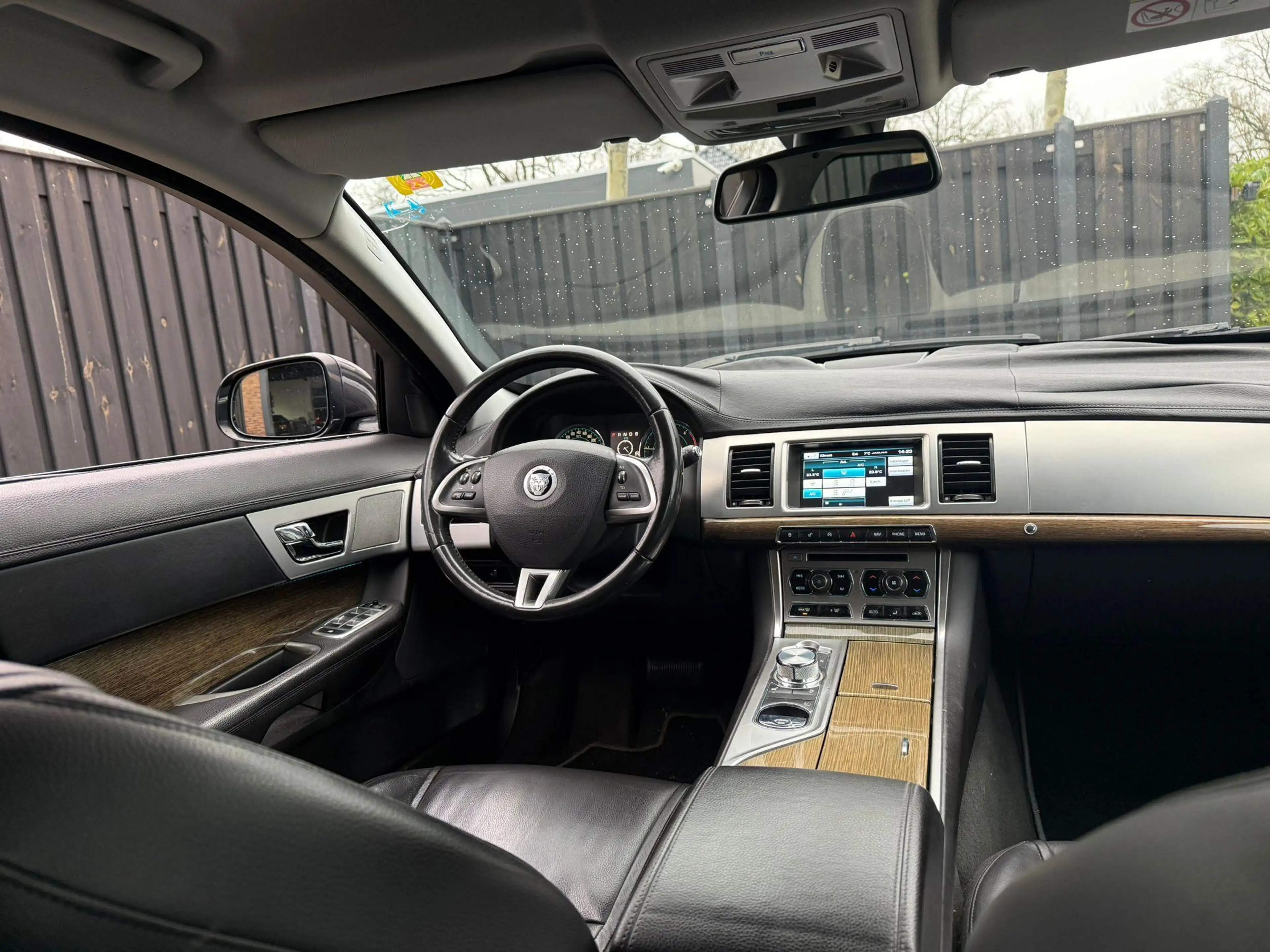 Jaguar XF Sportbrake 2.2D — photo 9