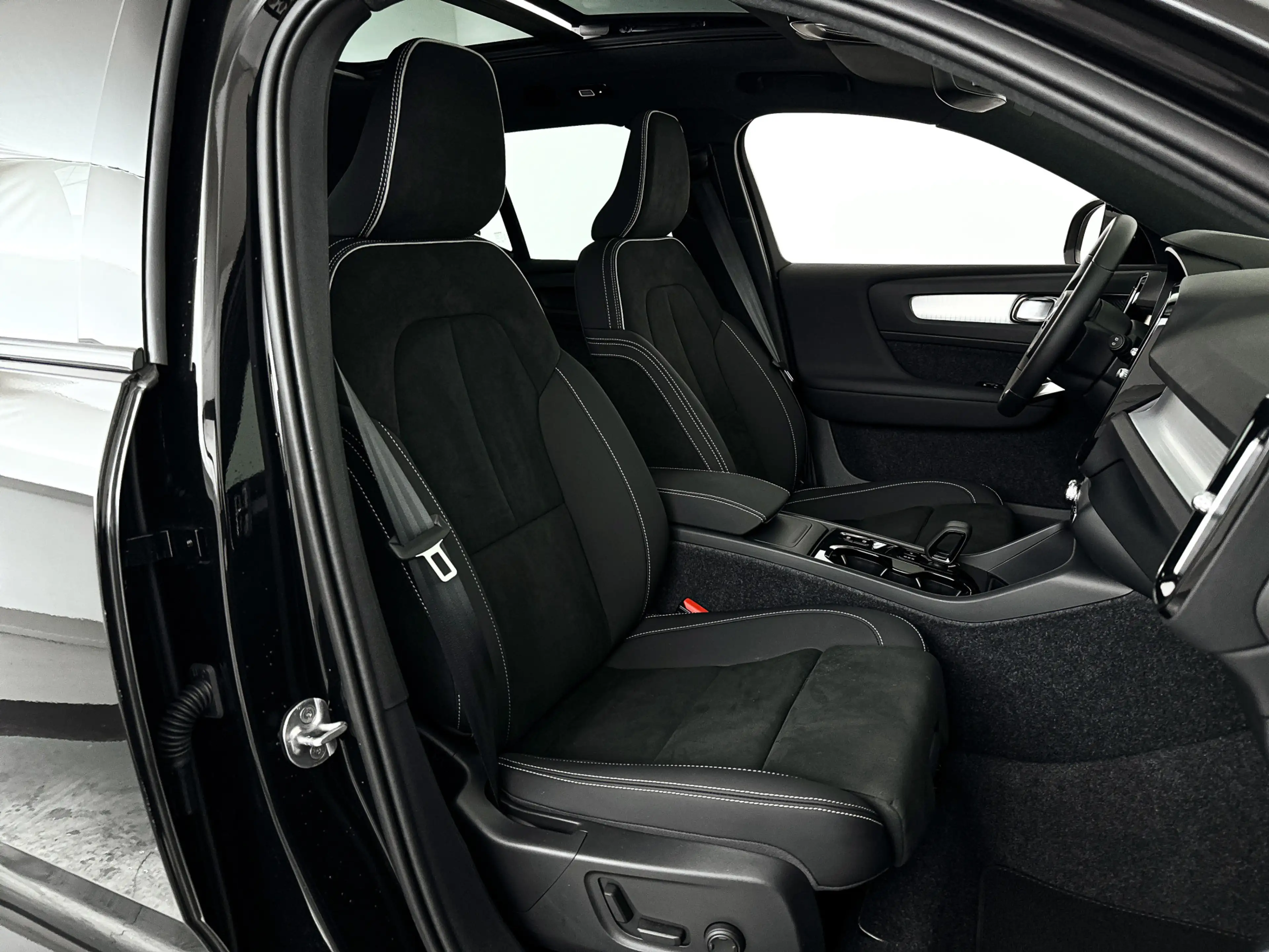 Volvo XC40 B4 Plus Dark | Panoramadak | 360° camera | Harman — photo 32