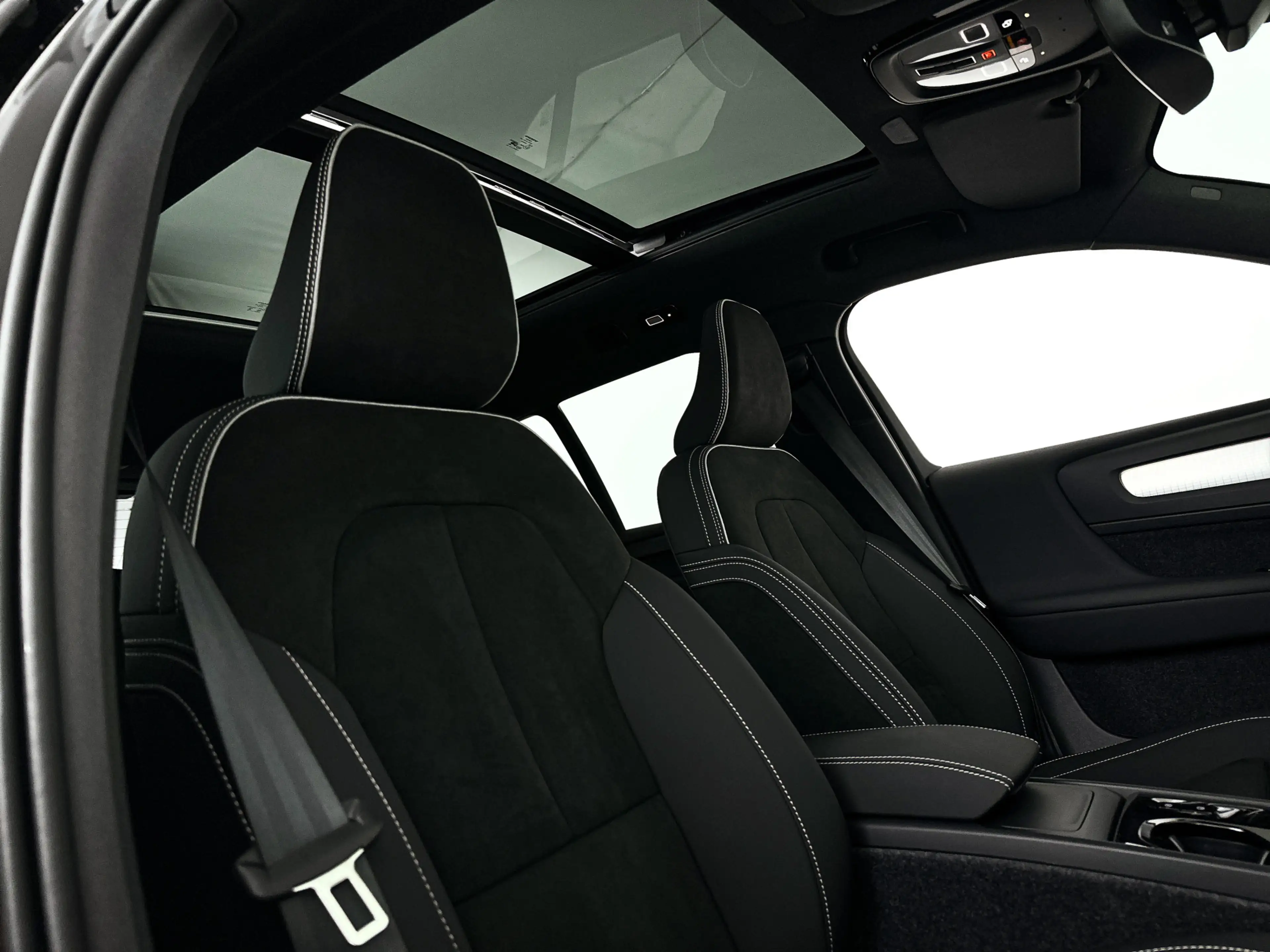 Volvo XC40 B4 Plus Dark | Panoramadak | 360° camera | Harman — photo 35