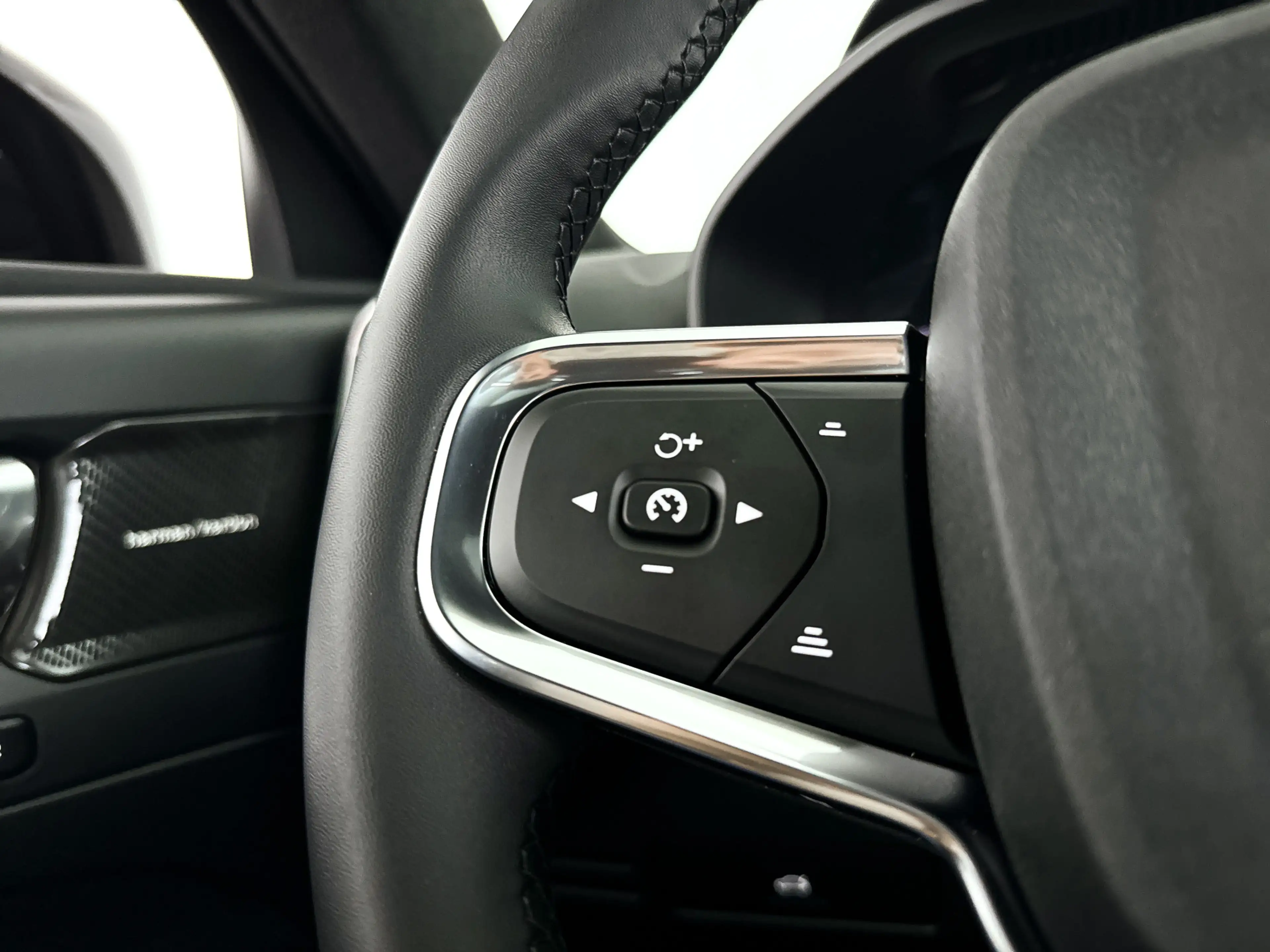 Volvo XC40 B4 Plus Dark | Panoramadak | 360° camera | Harman — photo 20
