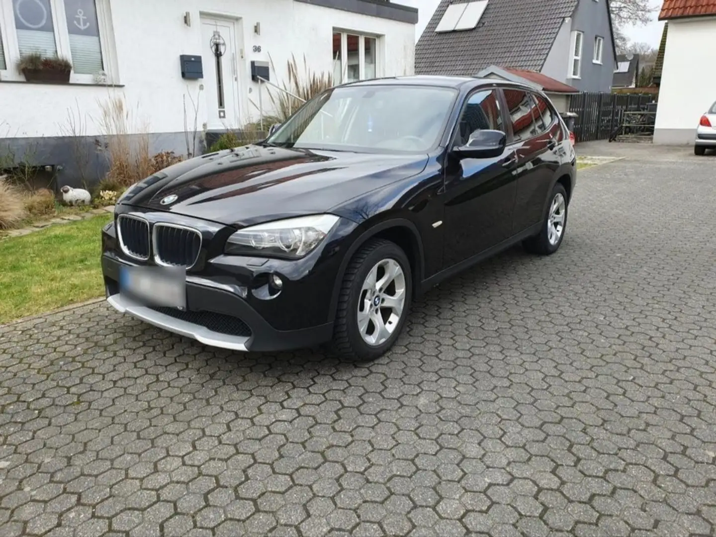 BMW X1 sDrive 18i Schwarz - 1