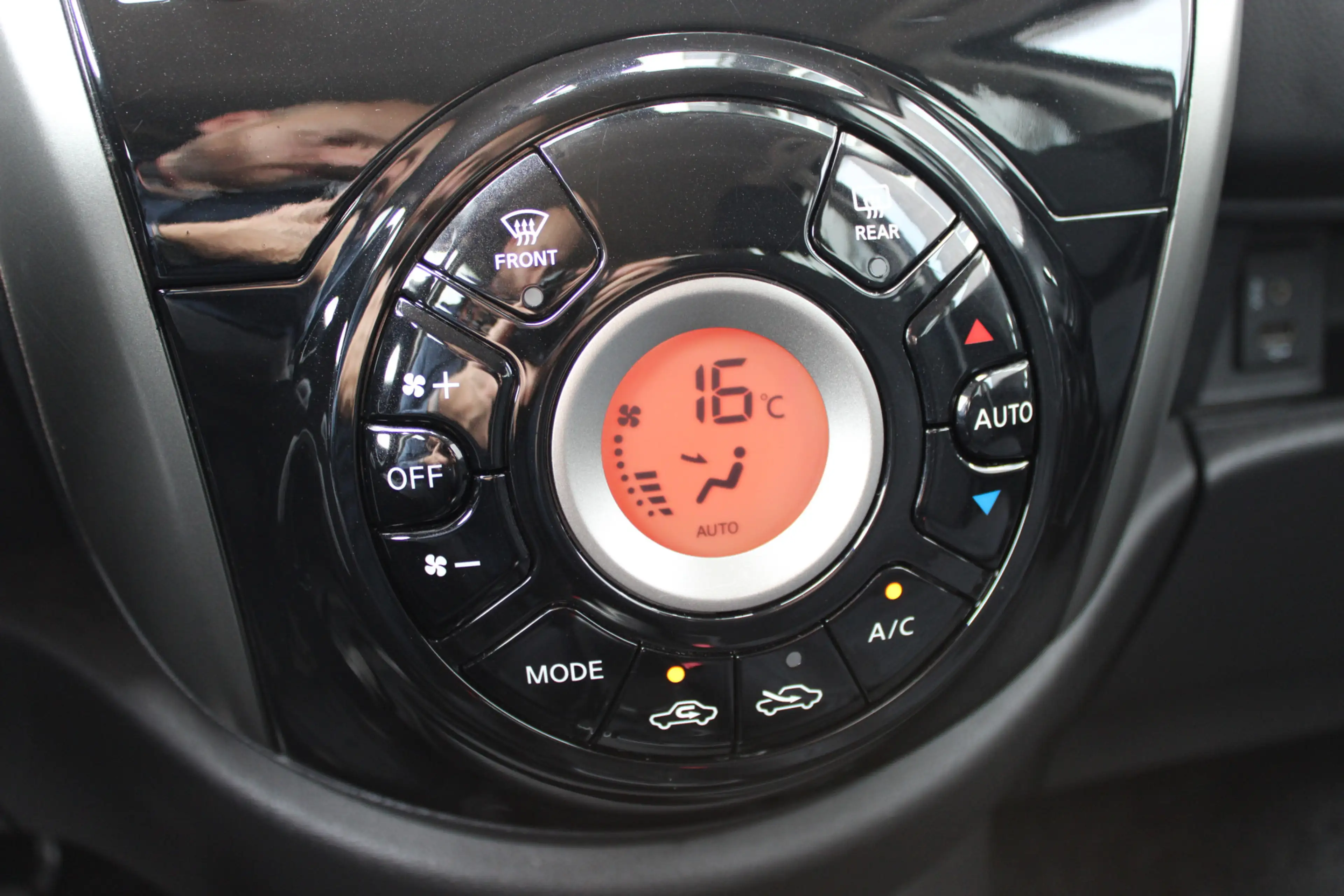 Nissan Micra 1.2 Connect Edition N-TEC Dealer Onderhouden — photo 9