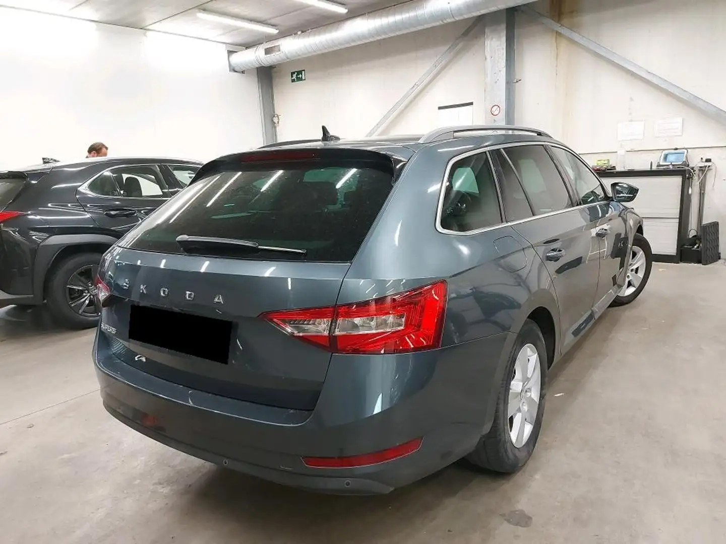 Skoda Superb SKO SUPERB COMBI CRTDI 120PK DSG7 Ambition Pack Grau - 2