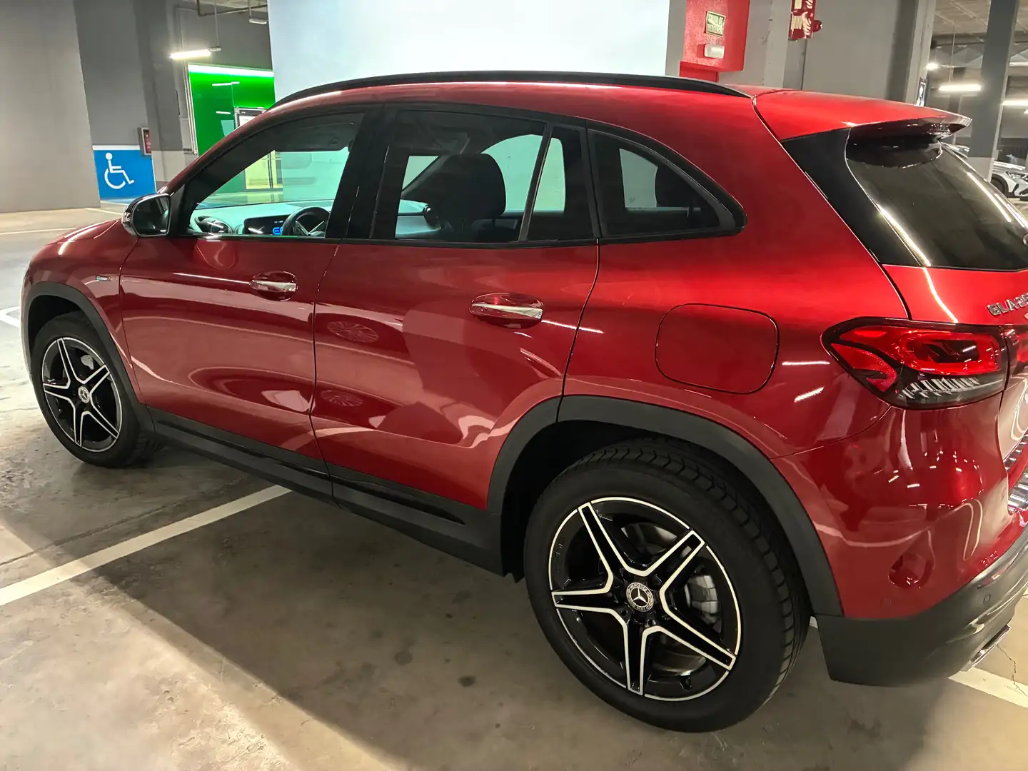 Mercedes-Benz GLA 250 GLA 250e Czerwony - 1