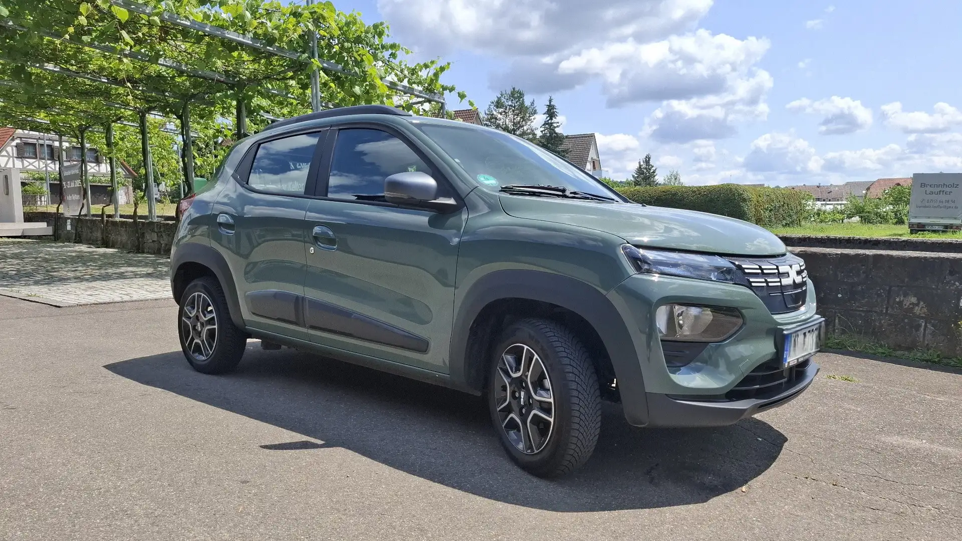 Dacia Spring Essential Grün - 1