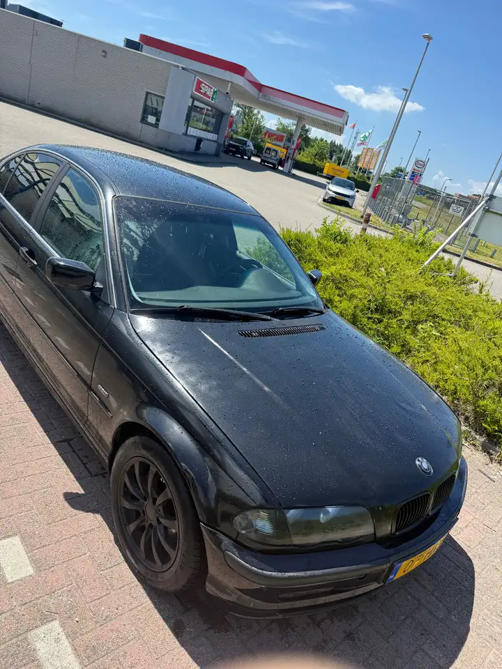 BMW 320i, foto 1