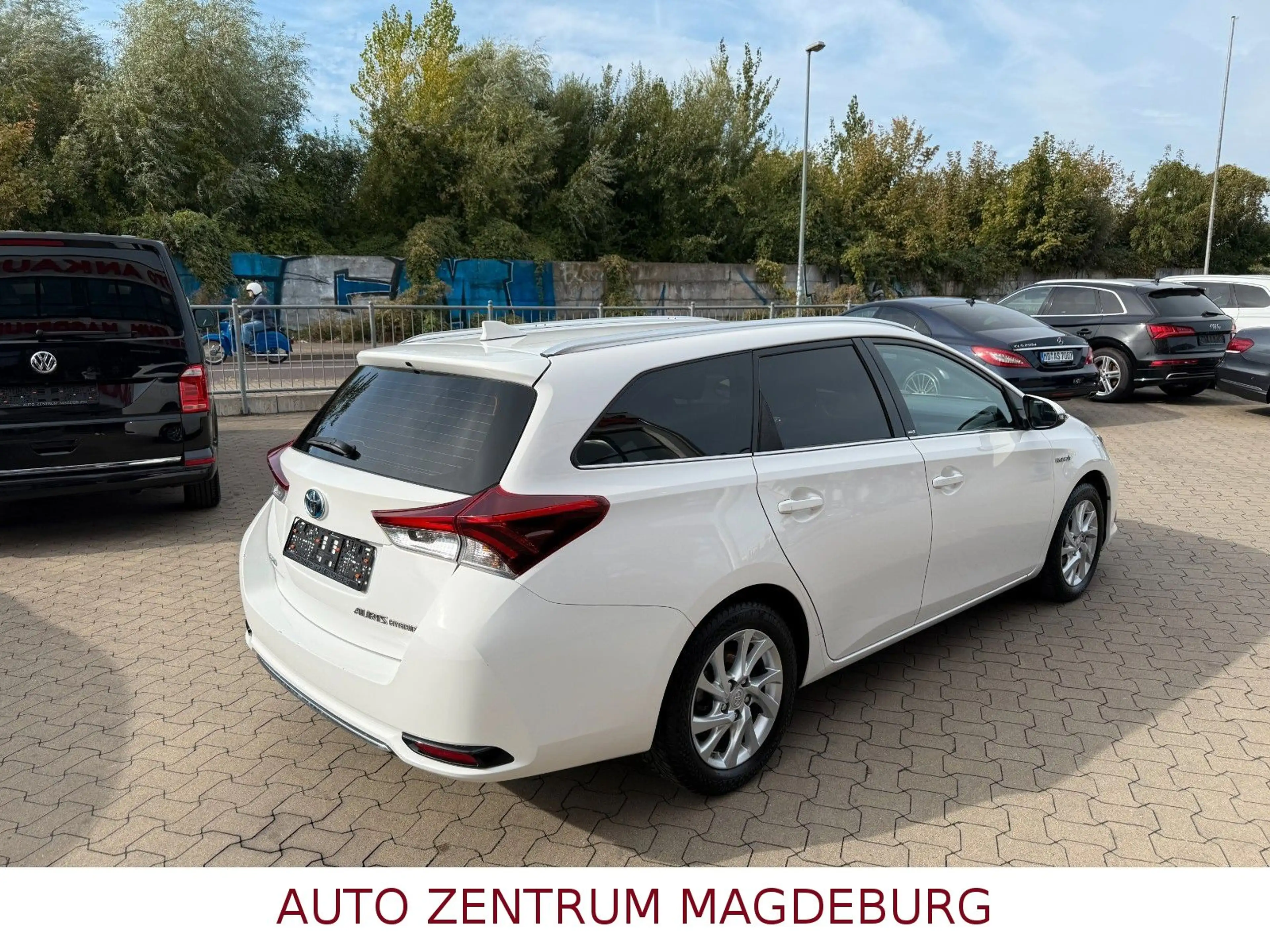 Toyota Auris Touring Sports Hybrid Edition-S *2.HAND* — photo 2