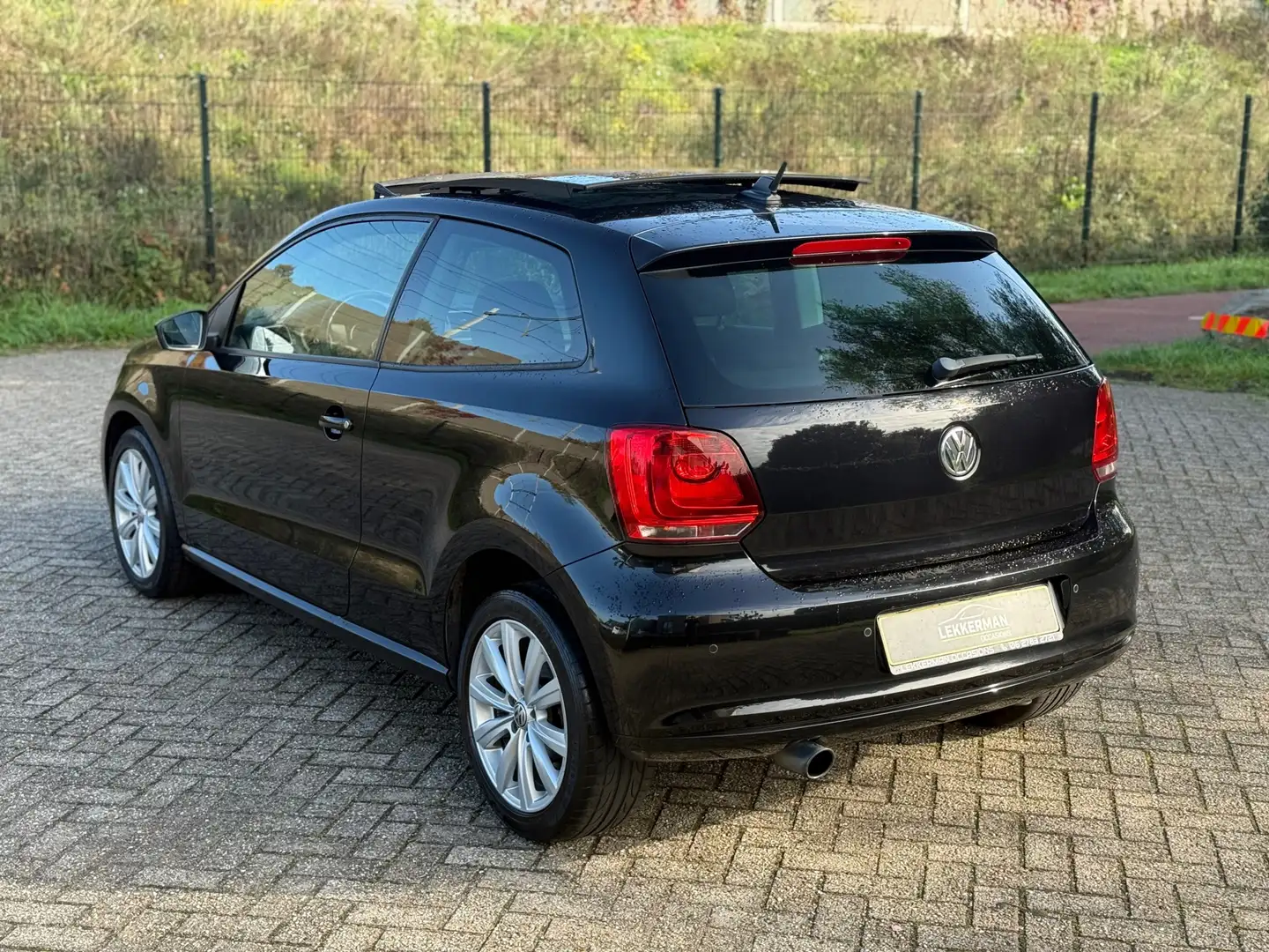 Volkswagen Polo 1.2 TSI Highline PANO I CRUISE I PDC I NIEUWE KETT Zwart - 2