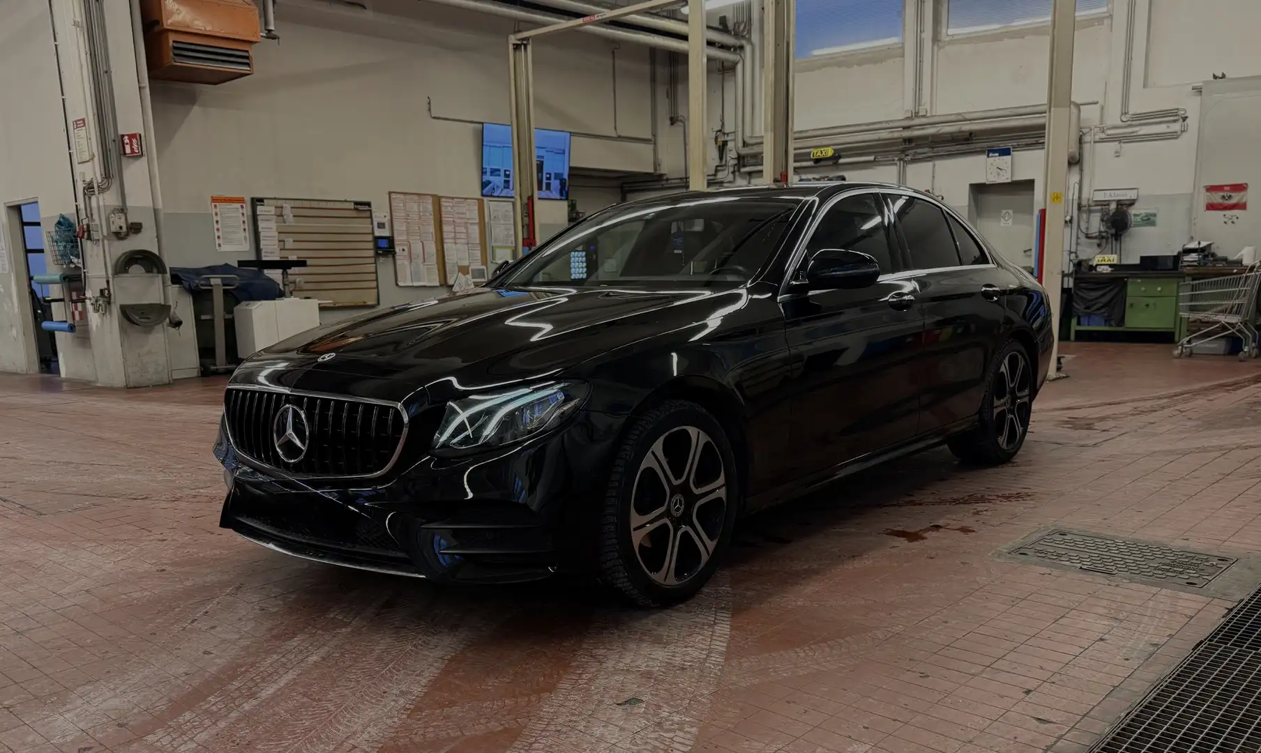 Mercedes-Benz E 200 9G-TRONIC AMG Line - 2