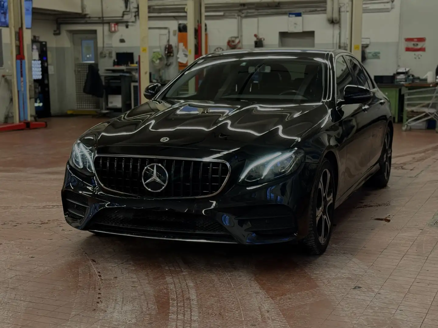 Mercedes-Benz E 200 9G-TRONIC AMG Line - 1