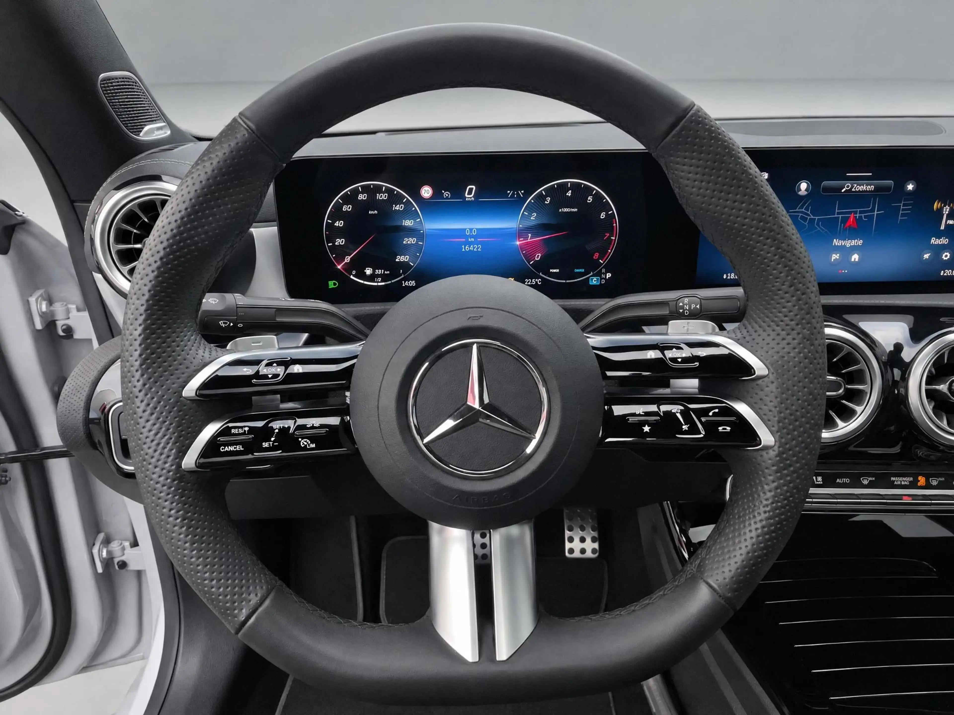 Mercedes-Benz CLA 180 Business Solution AMG — photo 9
