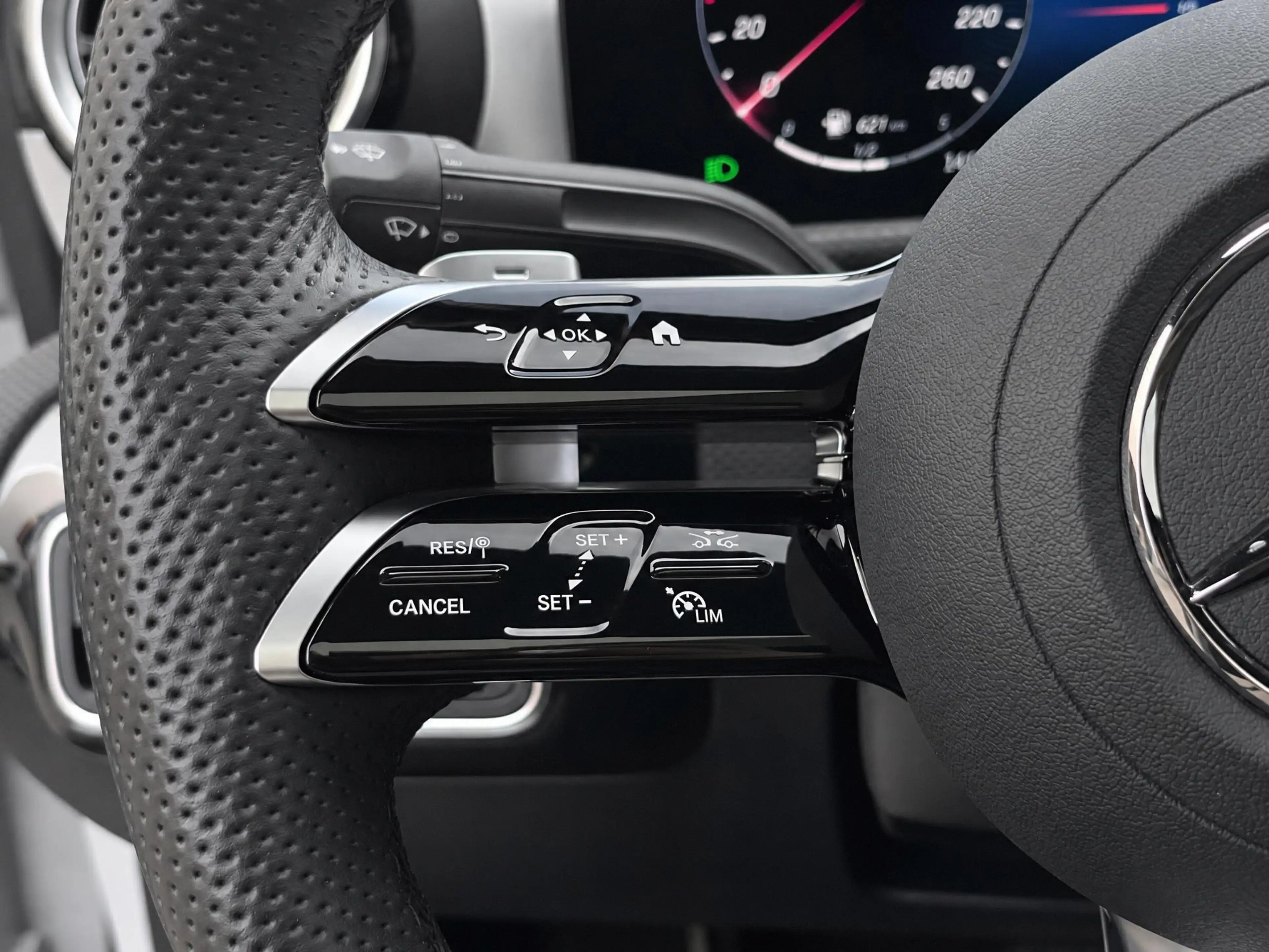 Mercedes-Benz CLA 180 Business Solution AMG — photo 11