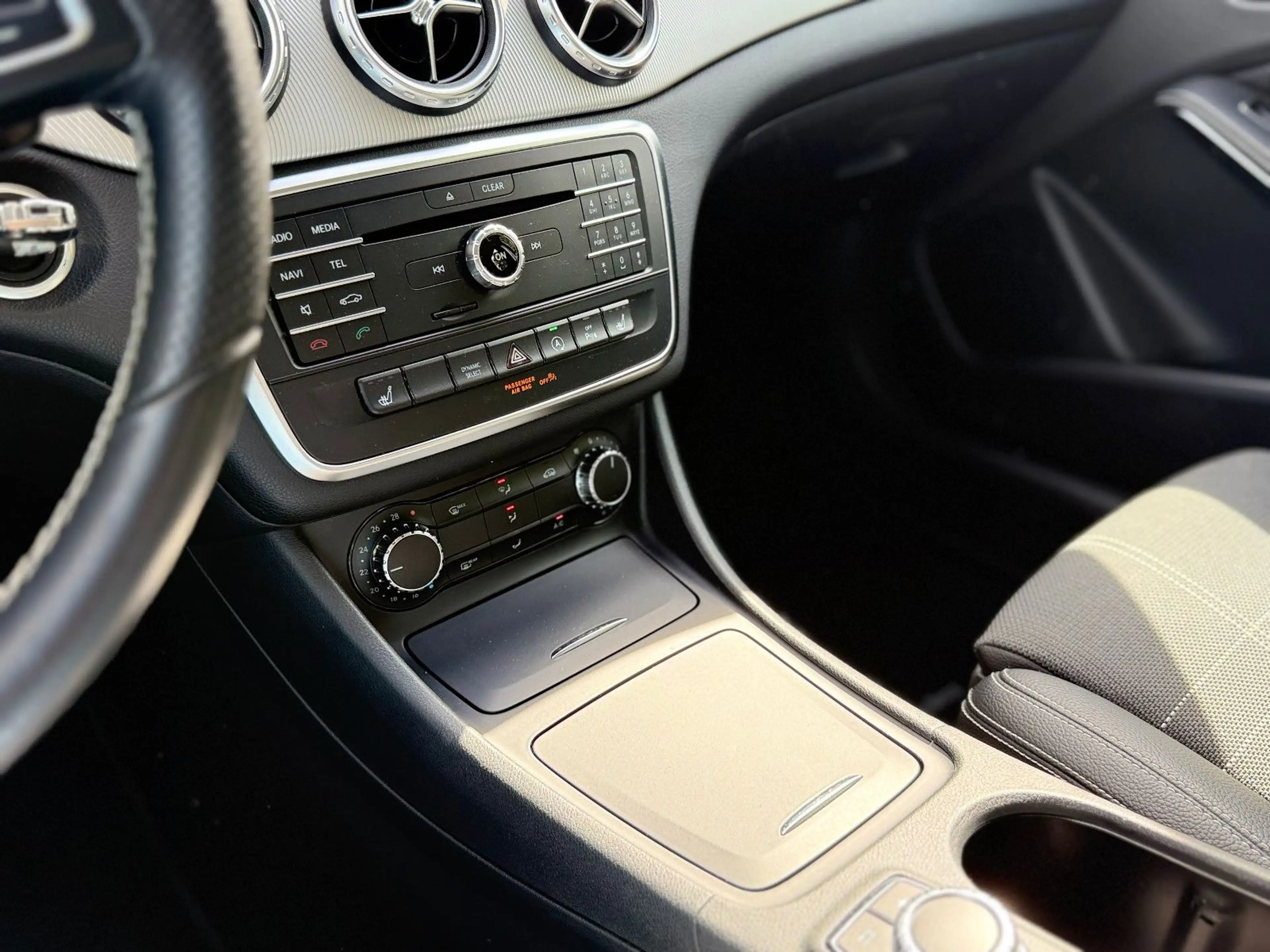Mercedes-Benz GLA 200 AUTOMATIK AHK NAVI XENON SHZ KLIMA — photo 8