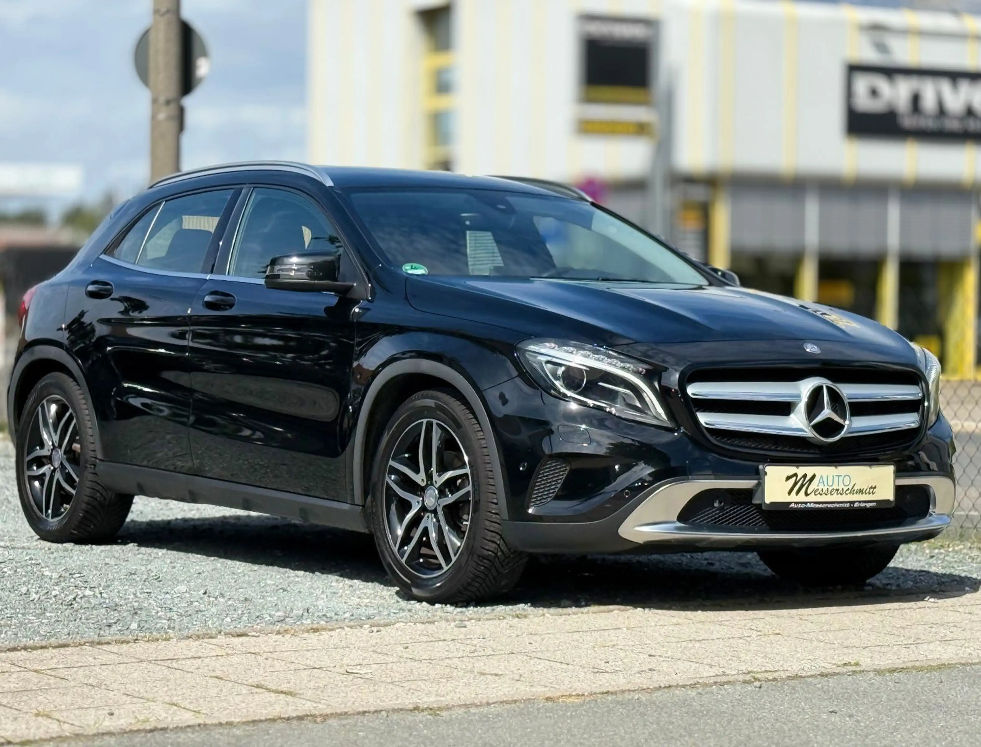 Mercedes-Benz GLA 200 AUTOMATIK AHK NAVI XENON SHZ KLIMA