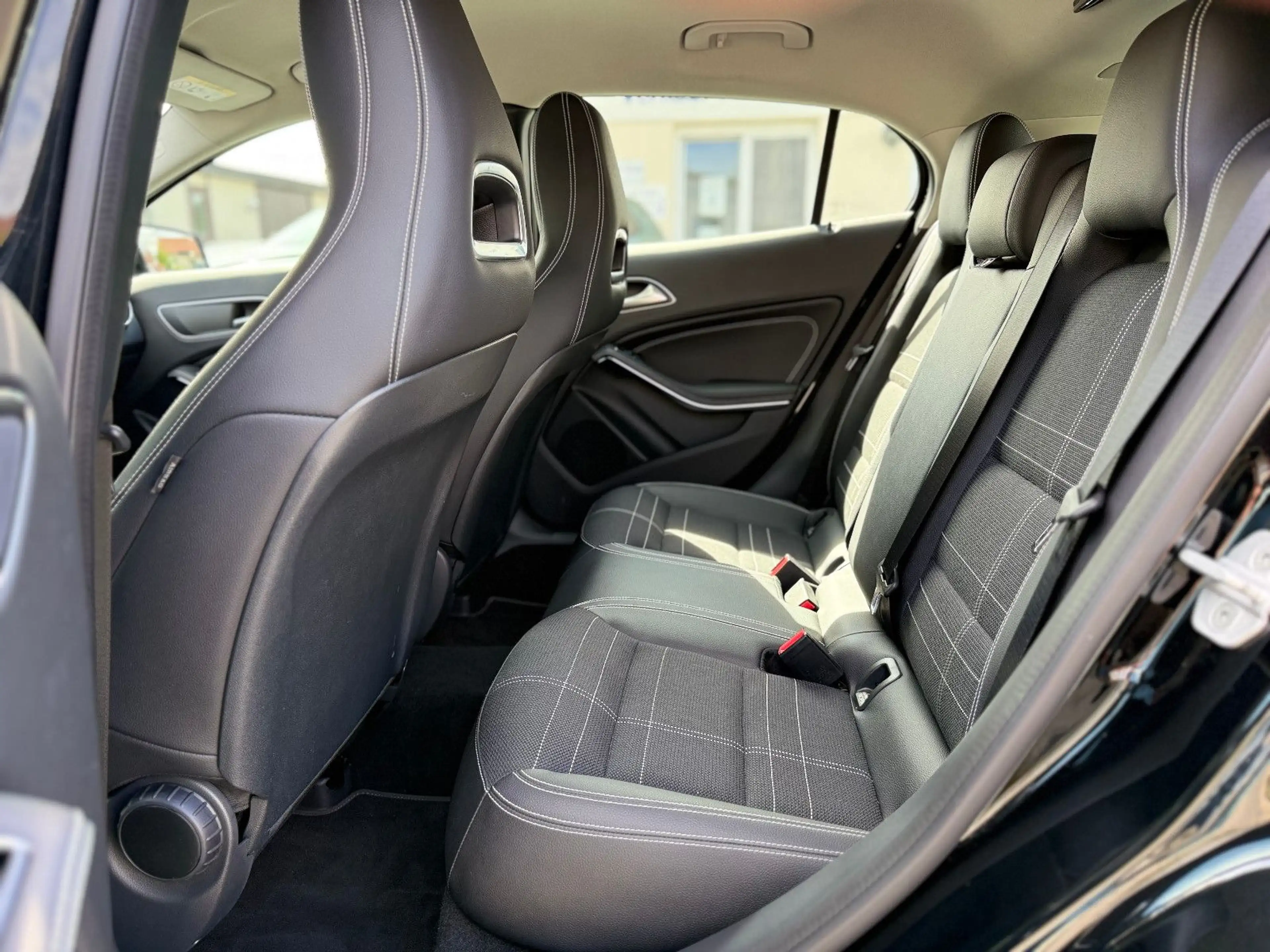 Mercedes-Benz GLA 200 AUTOMATIK AHK NAVI XENON SHZ KLIMA — photo 13
