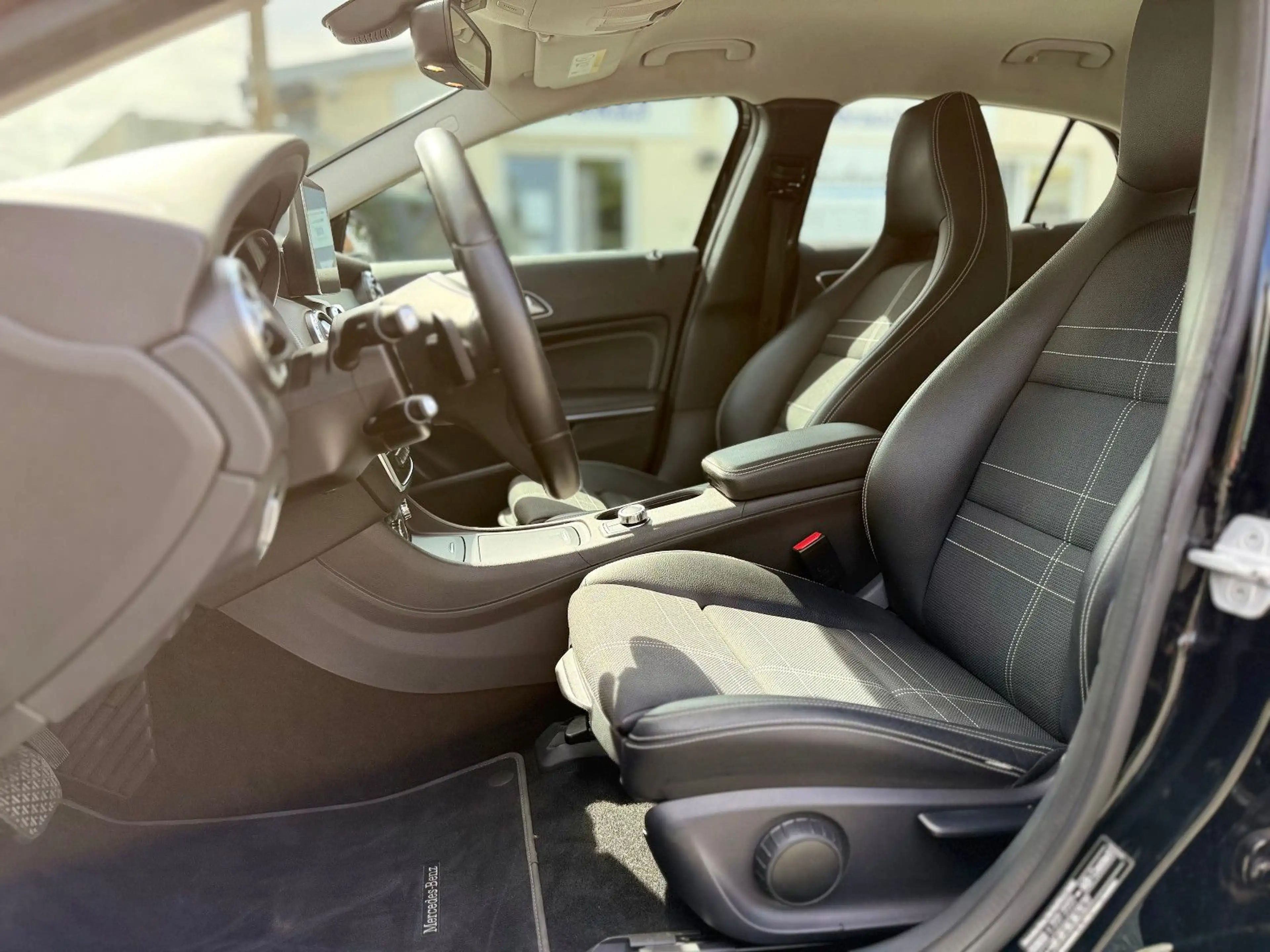 Mercedes-Benz GLA 200 AUTOMATIK AHK NAVI XENON SHZ KLIMA — photo 12