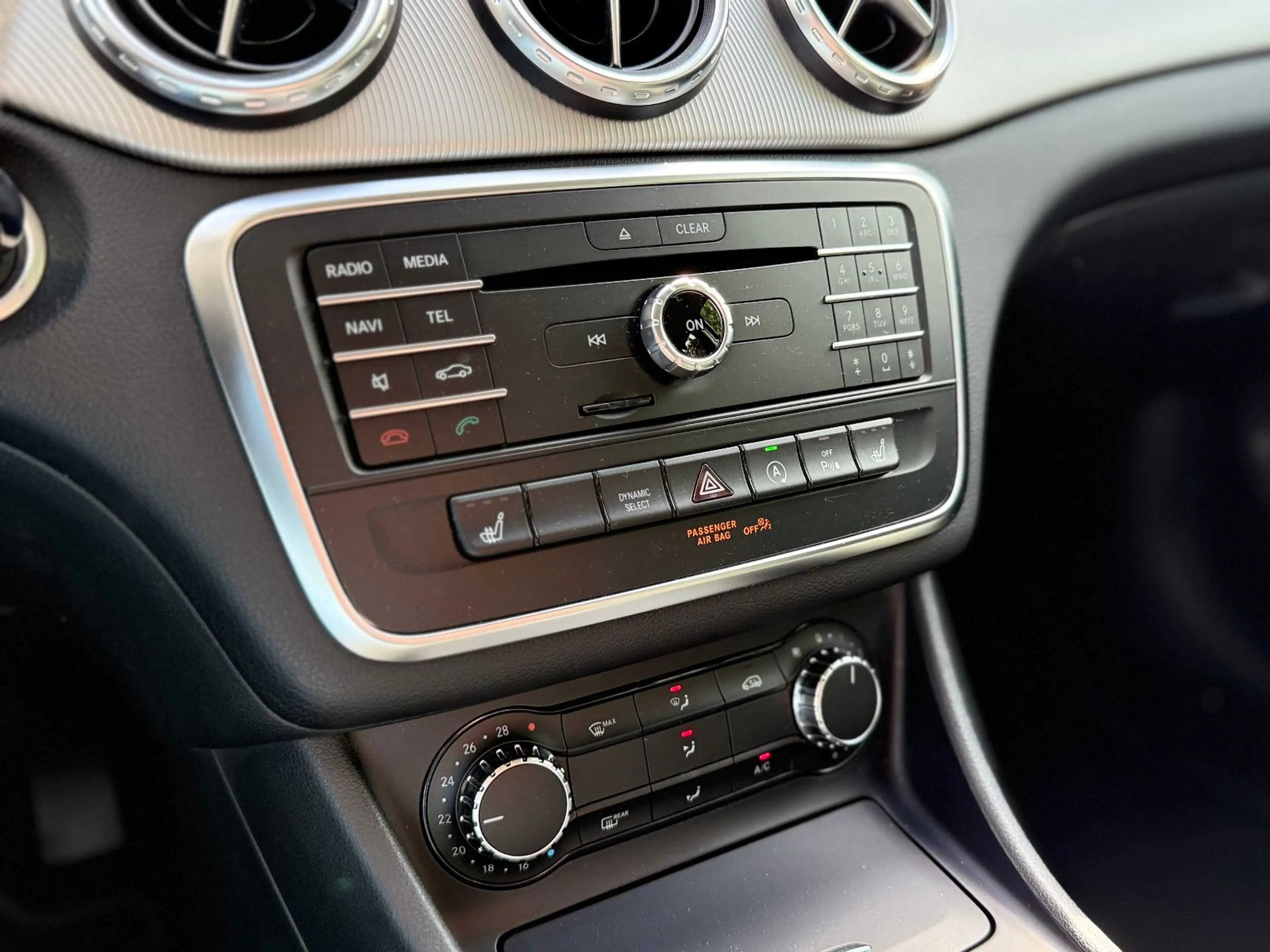 Mercedes-Benz GLA 200 AUTOMATIK AHK NAVI XENON SHZ KLIMA — photo 9