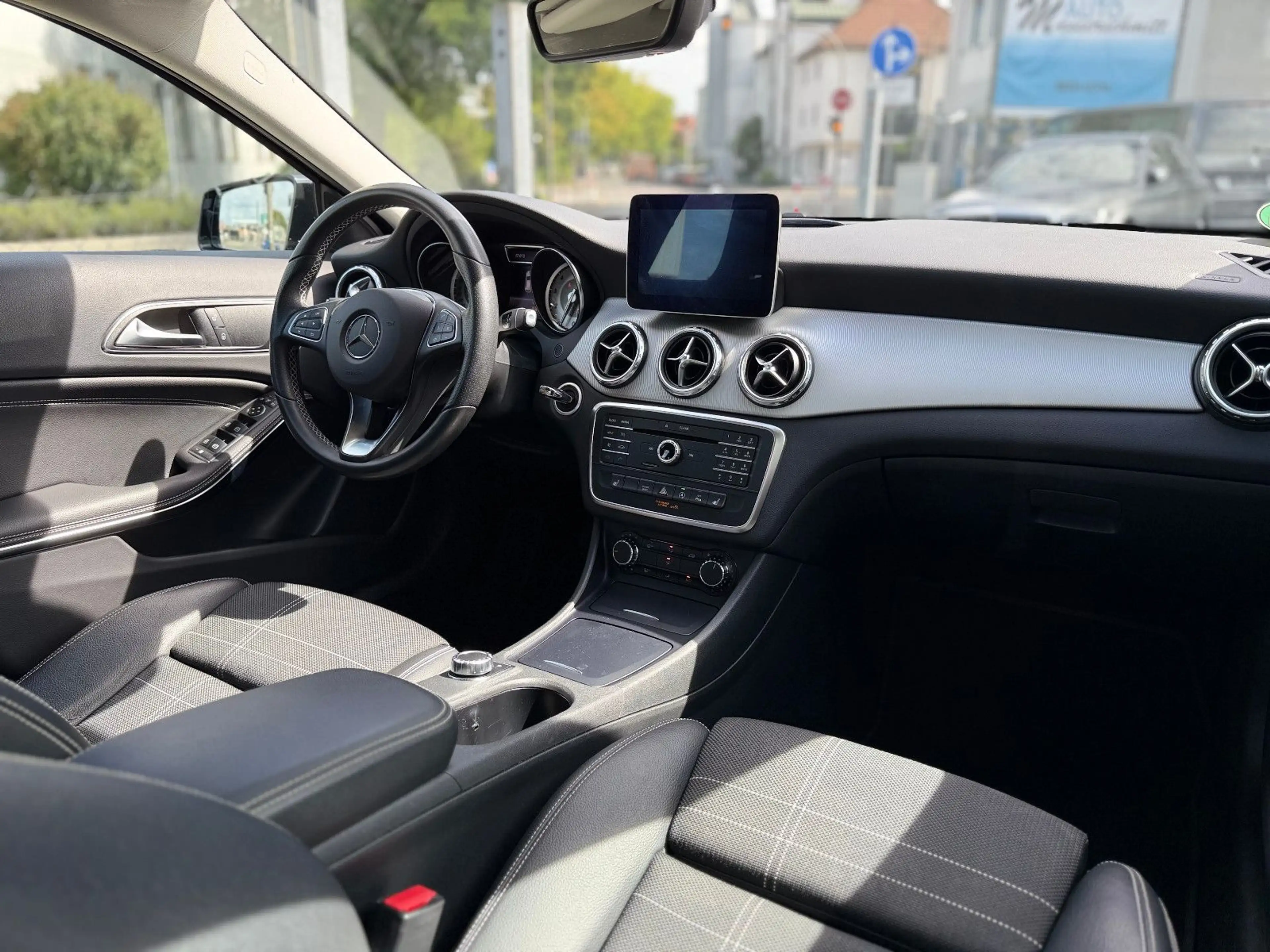 Mercedes-Benz GLA 200 AUTOMATIK AHK NAVI XENON SHZ KLIMA — photo 6