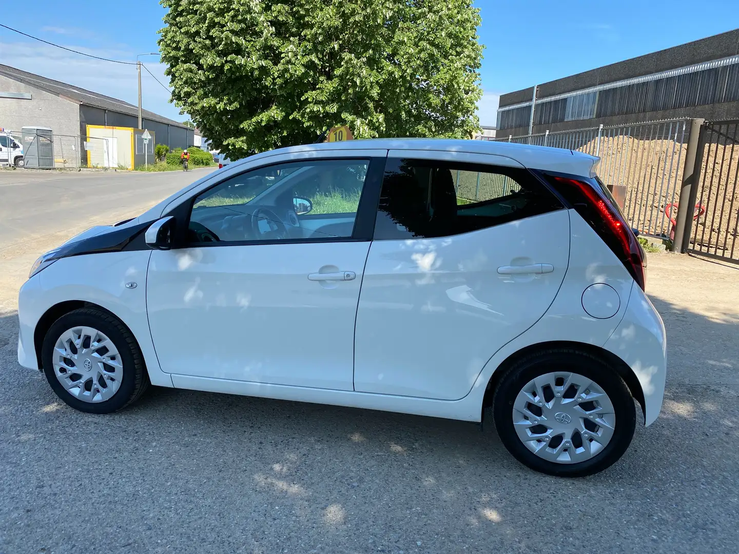 Toyota Aygo 1.0i VVT-i x-play II automatique  carplay-android Blanc - 2