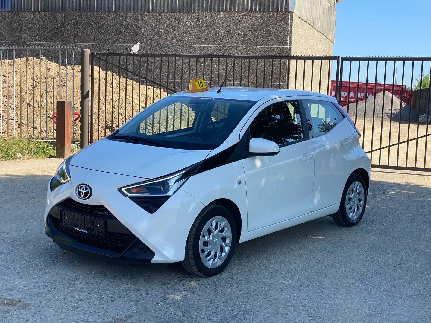 Toyota Aygo 1.0i VVT-i x-play II automatique  carplay-android Blanc - 1