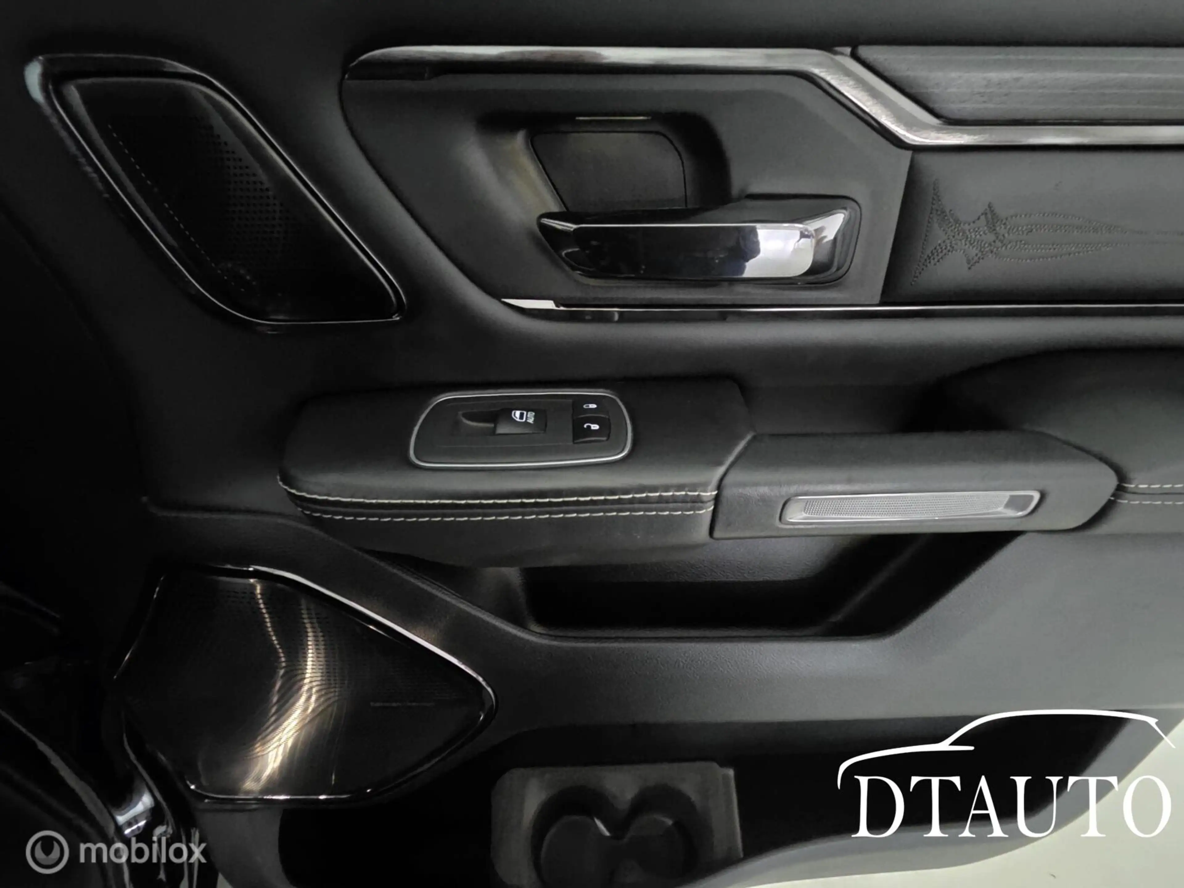 Dodge RAM 1500 4X4 5.7 V8 Limited Black Edition Luchtvering — photo 36