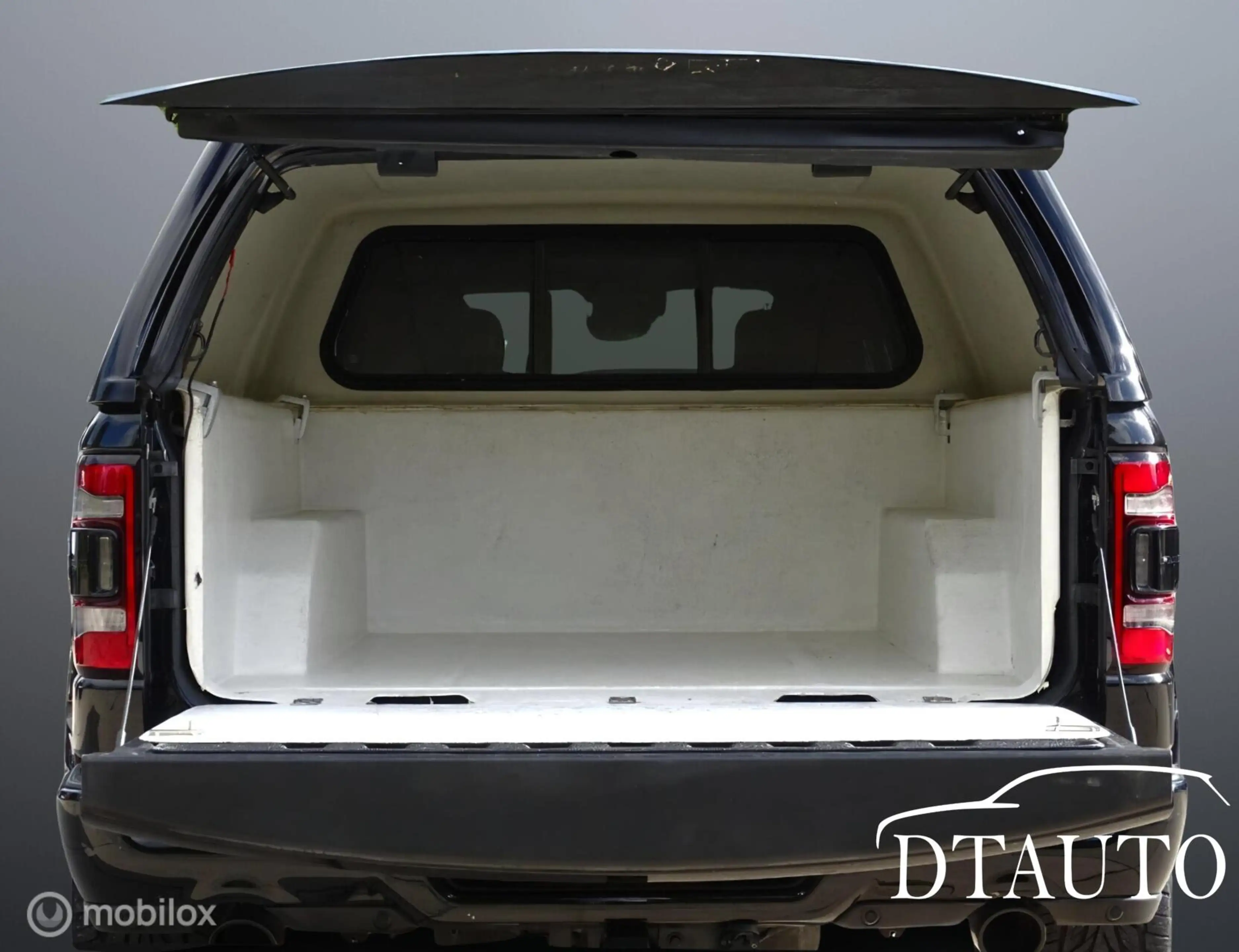 Dodge RAM 1500 4X4 5.7 V8 Limited Black Edition Luchtvering — photo 40