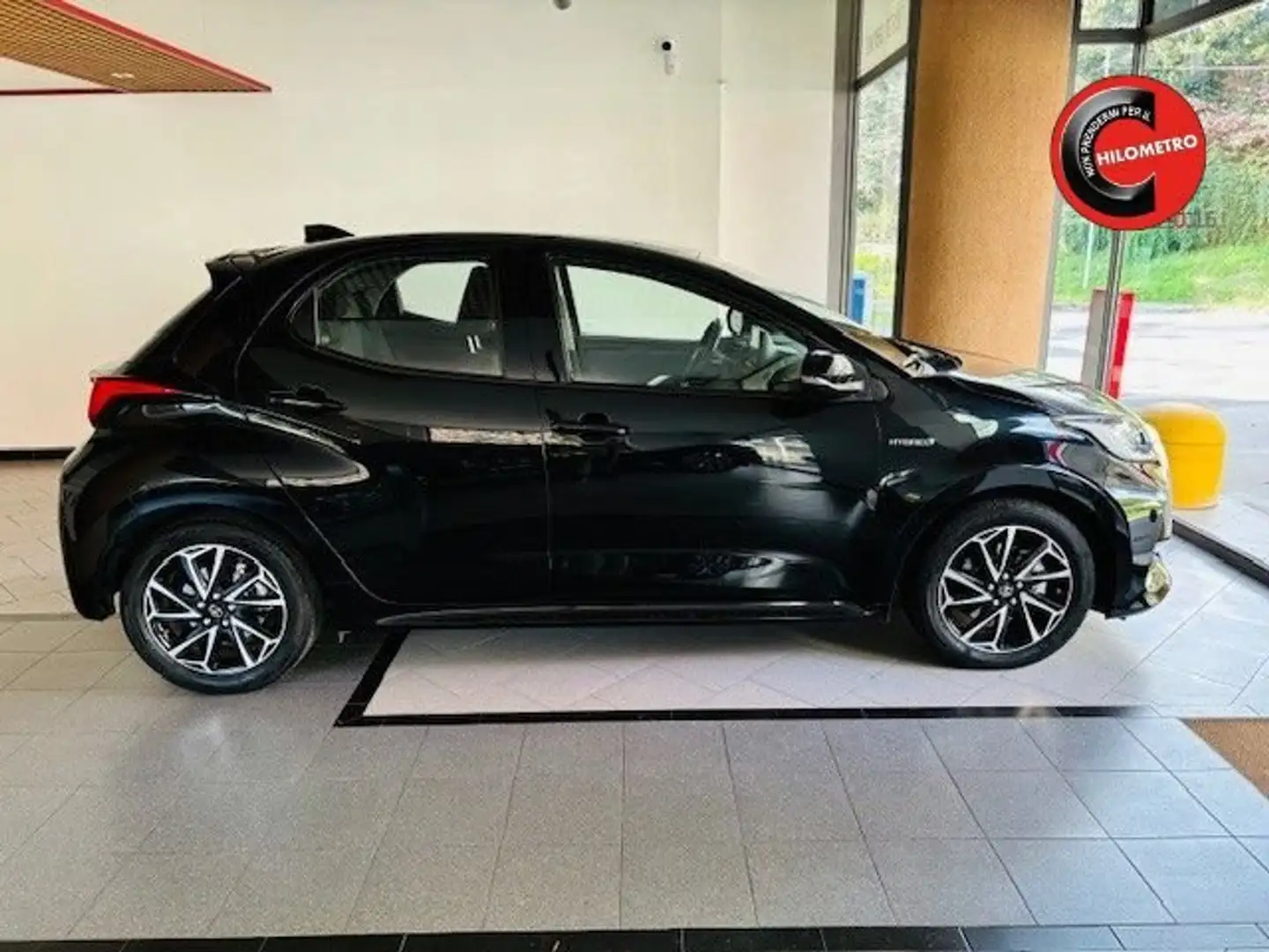 Toyota Yaris 1.5h Hybrid TREND Zwart - 1