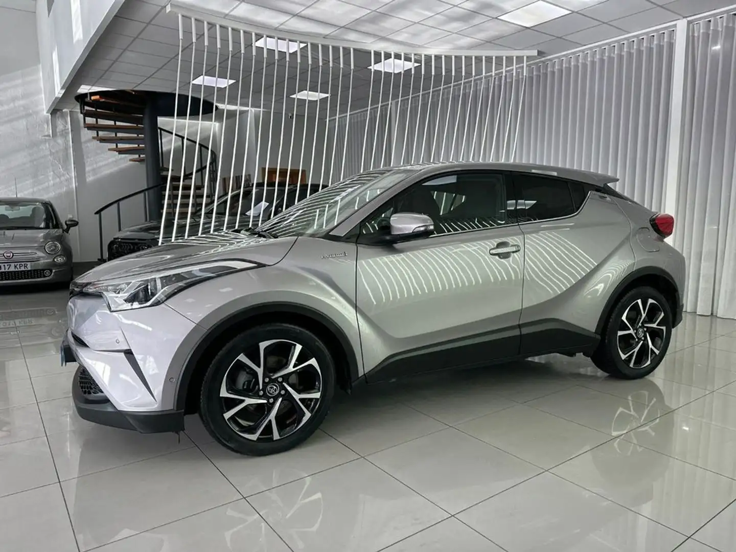Toyota C-HR 125H Advance Grau - 2