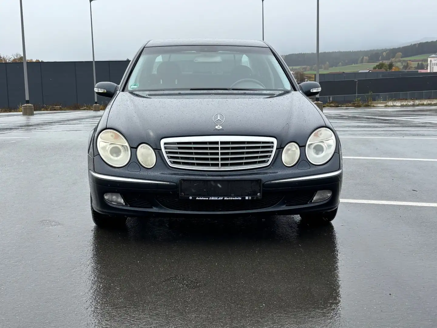 Mercedes-Benz E 240 Lim. Elegance SHZ ALU TÜV neu Schwarz - 2
