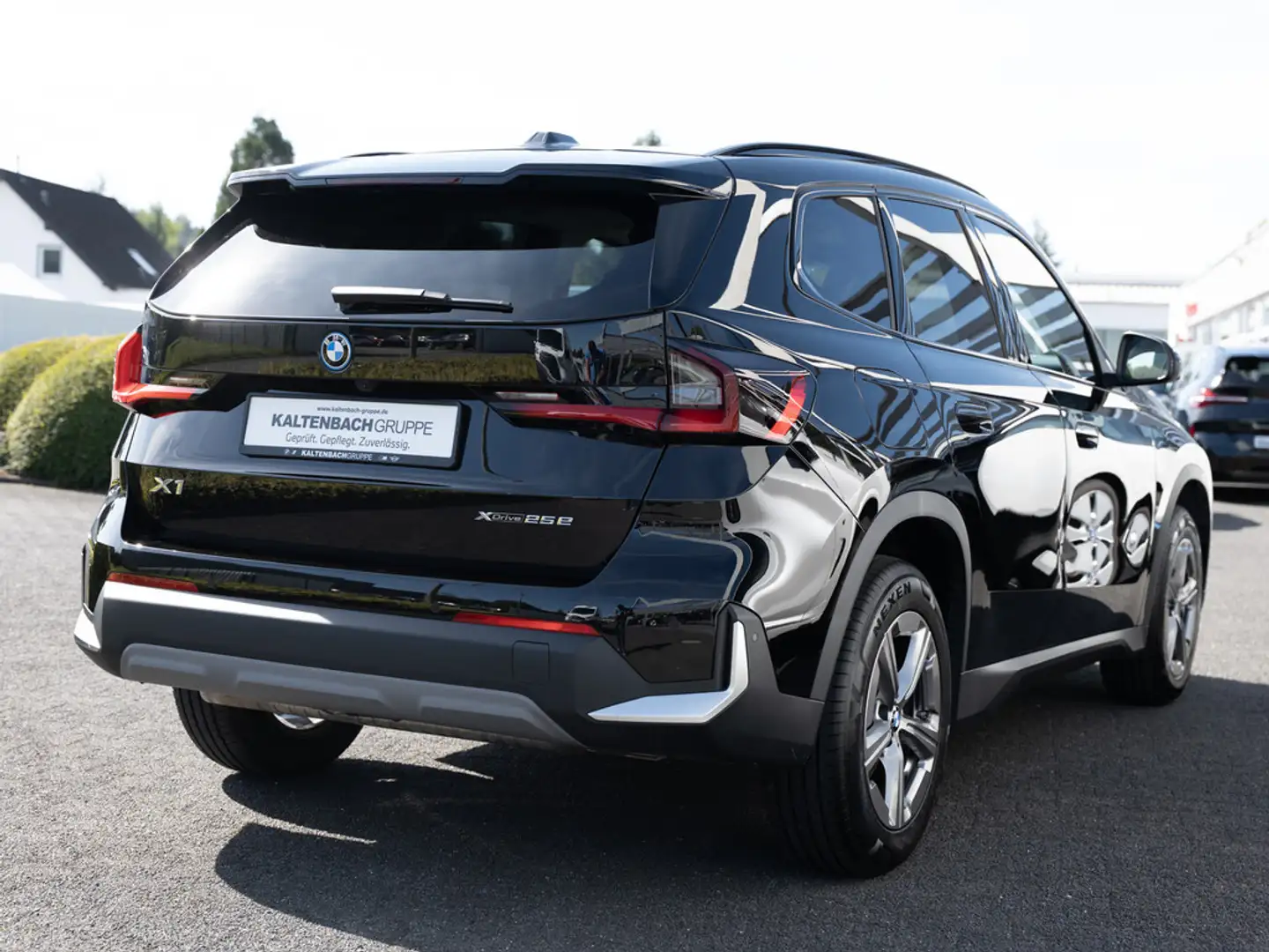 BMW X1 xDrive 25e PANO AHK HUD 360° LED ACC NAVI Schwarz - 2
